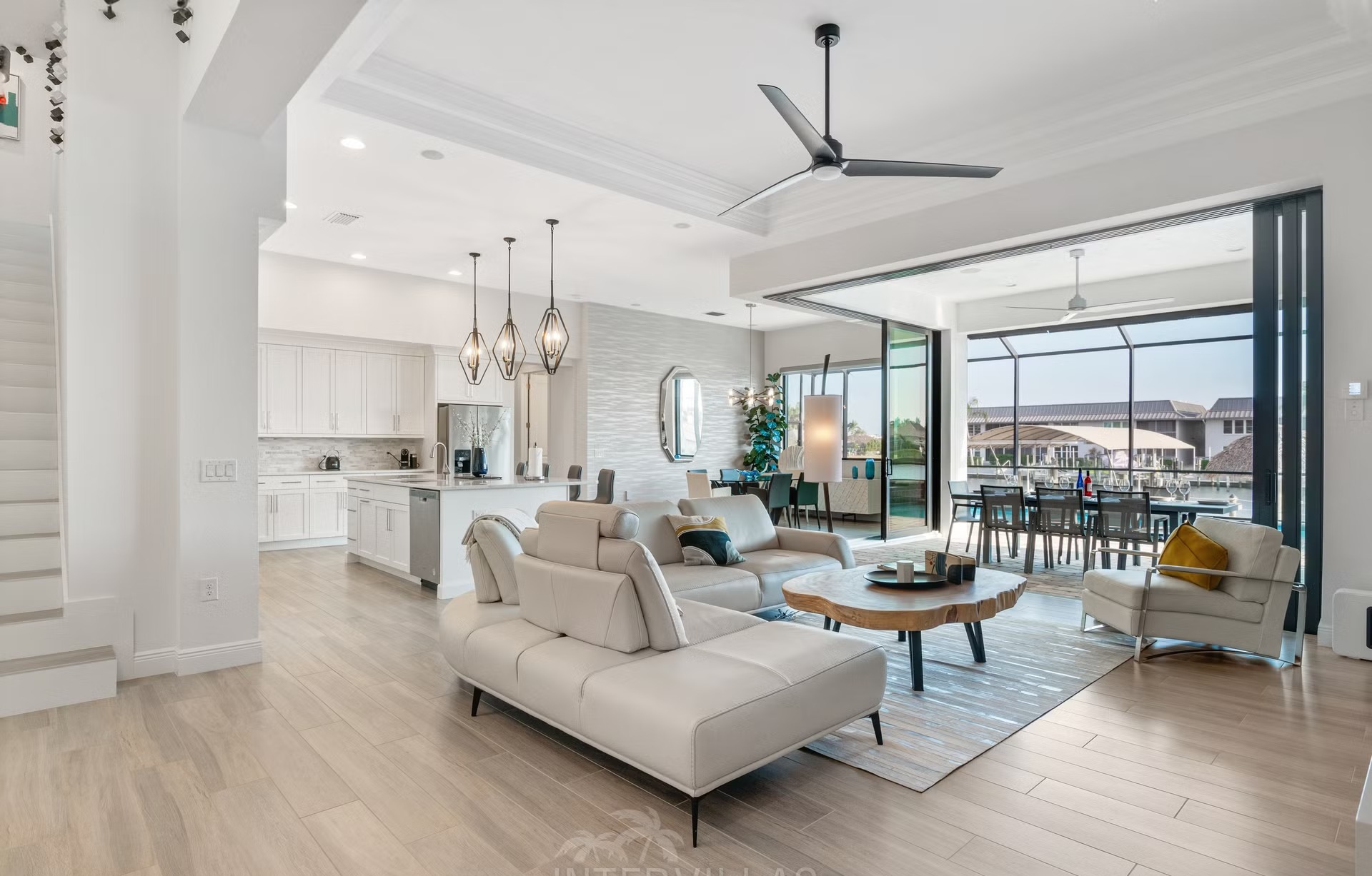 Moderner Salzwasser-Pool mit Spa und Blick auf den Kanal.