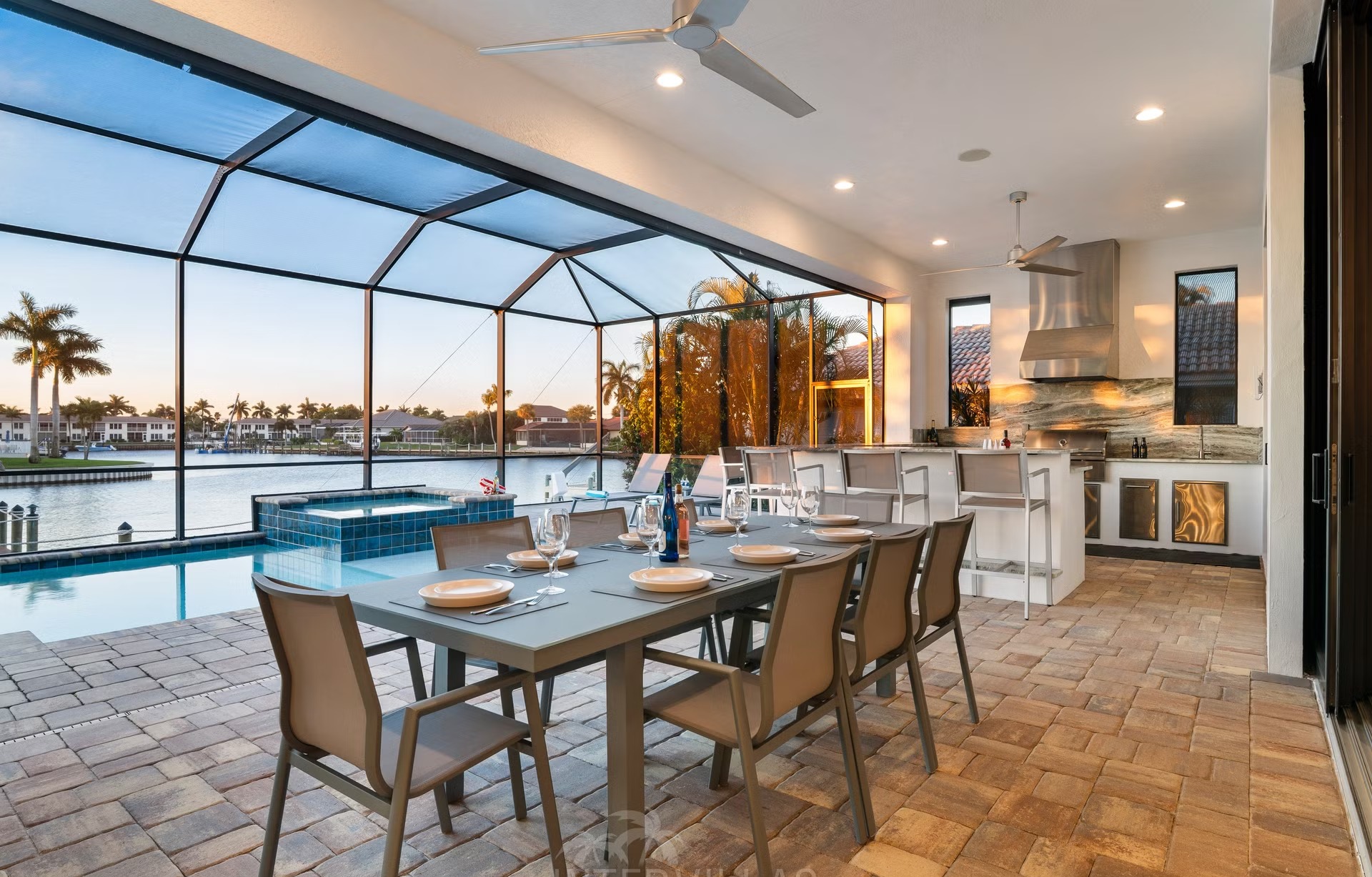 Moderner Poolbereich mit Salzwasser-Pool und Spa am Kanal.