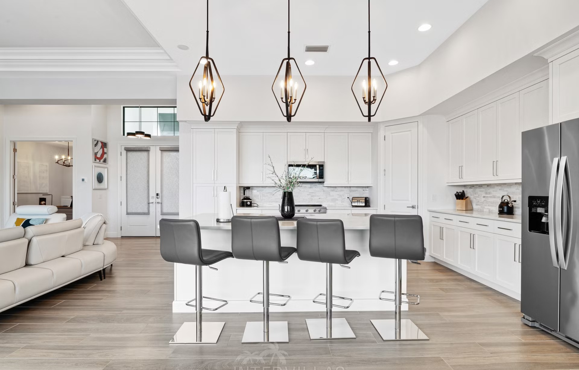 Moderner Salzwasser-Pool mit Spa und Blick auf den Kanal.