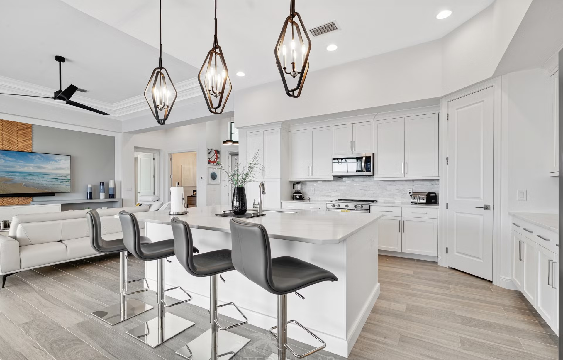 Privates Dock mit Tiki-Hut am Kanal.