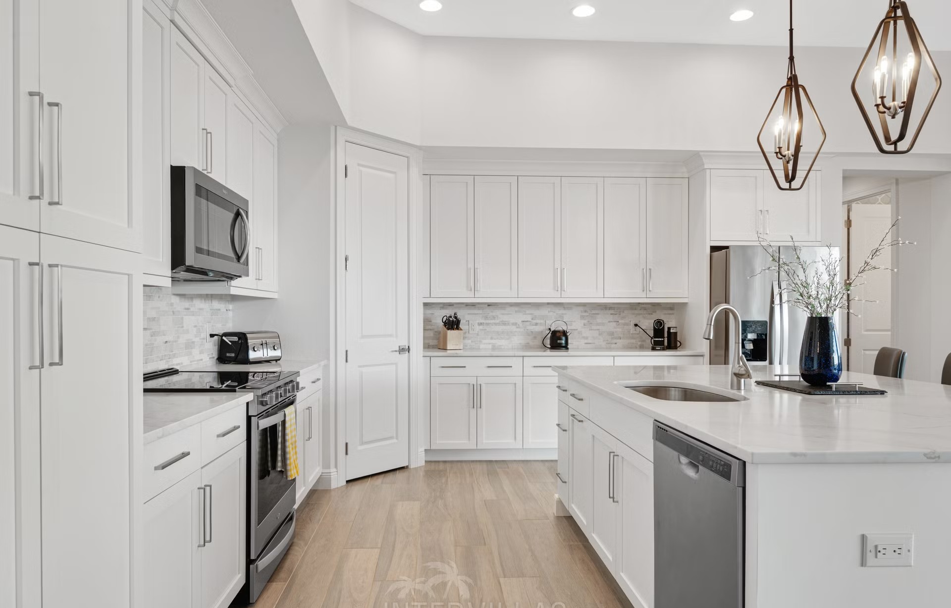 Moderner Salzwasser-Pool mit Spa und Blick auf den Kanal.