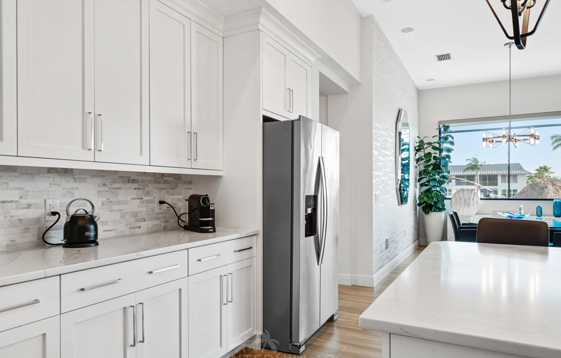 Salzwasser-Pool mit Spa und Blick auf den Kanal.