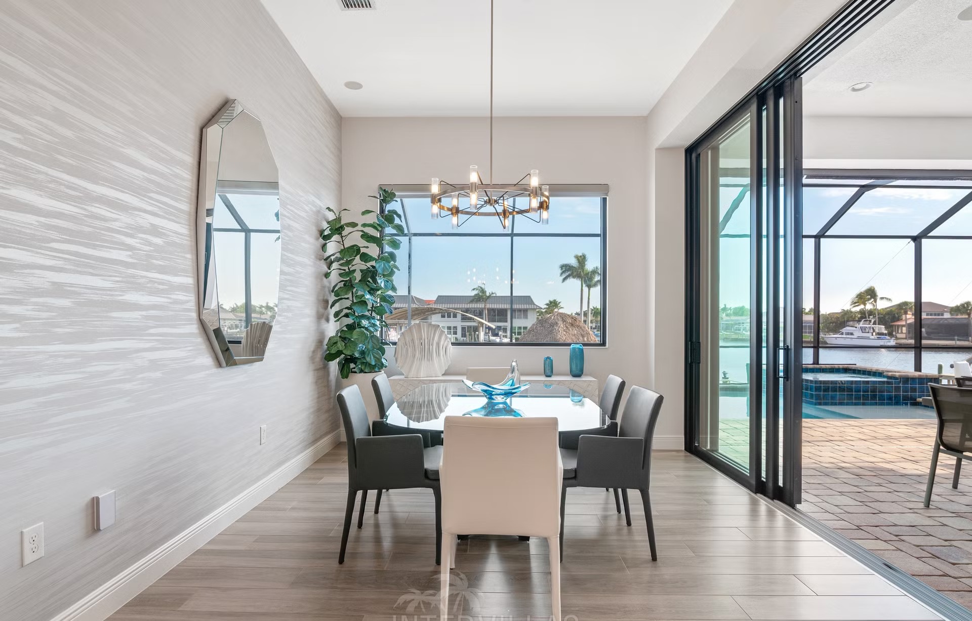 Moderner Salzwasser-Pool mit Spa/Whirlpool und Blick auf den Kanal.