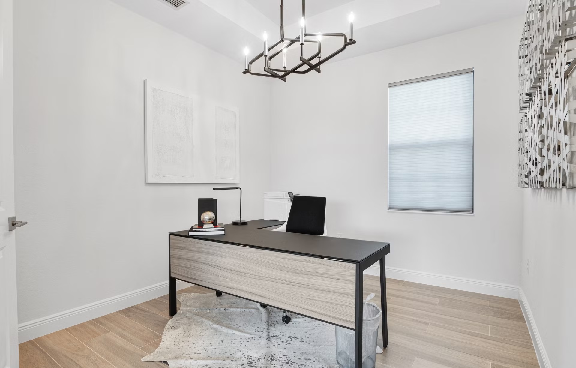 Privates Dock am Kanal mit Tiki-Hut und Bootslift.