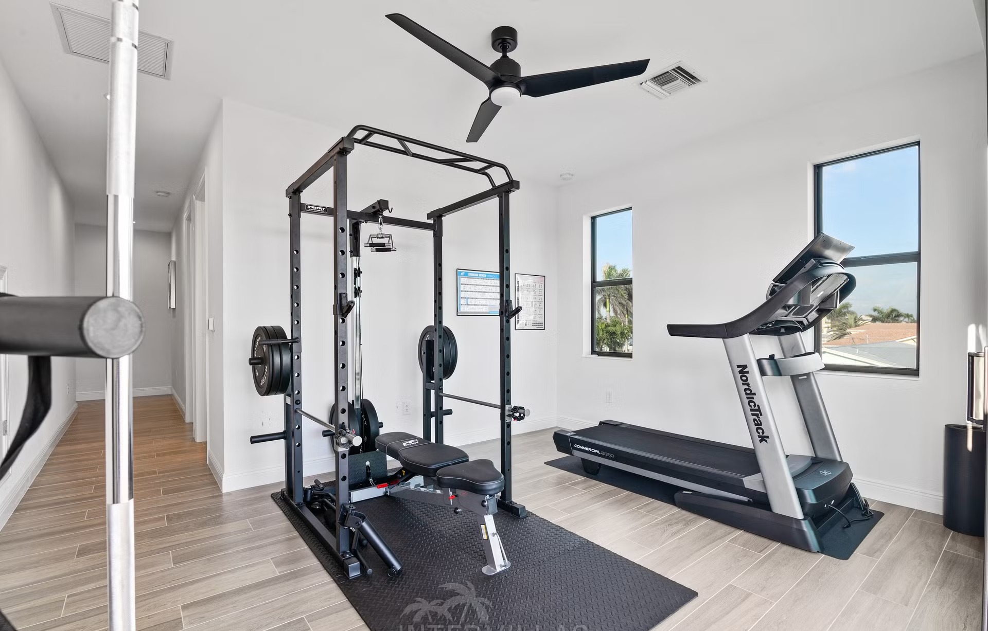 Privates Dock mit Tiki-Hut am Kanal und Blick aufs Wasser.