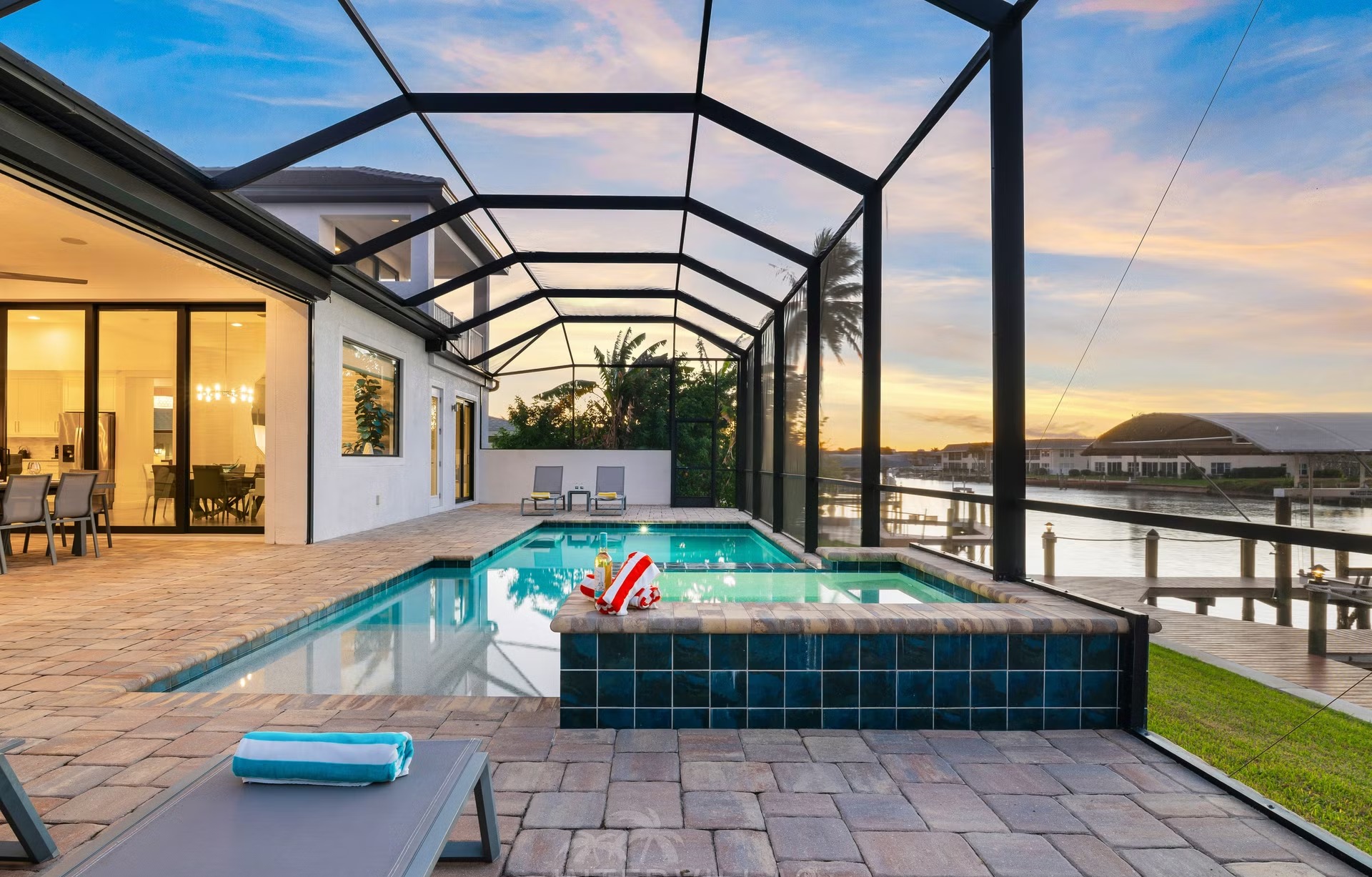 Privates Dock mit Tiki-Hut am Kanal (Gulf Access)