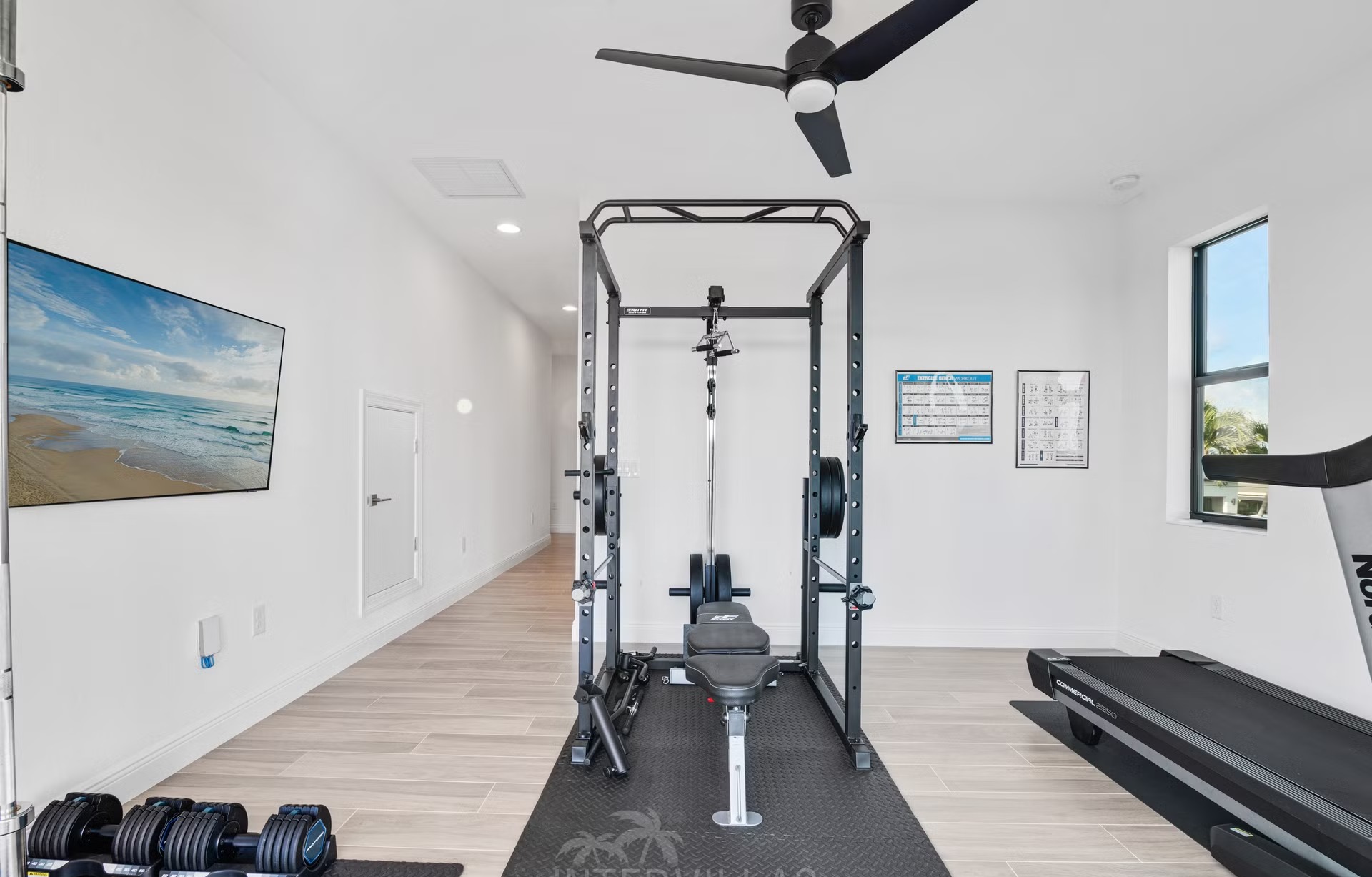 Privates Dock am Kanal mit Tiki-Hut und Bootslift.