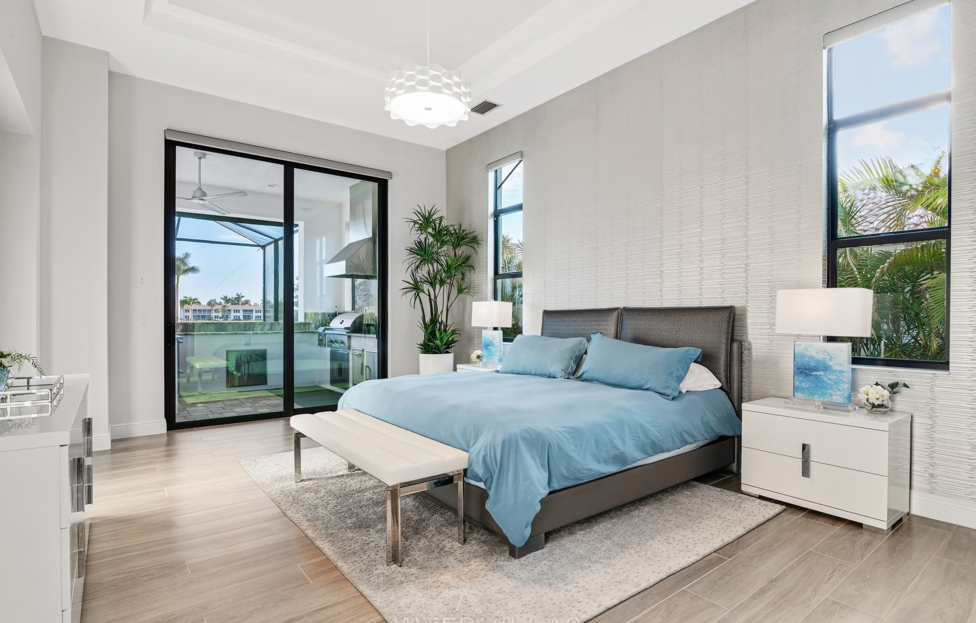 Privates Dock am Kanal mit Tiki-Hut und Bootslift.