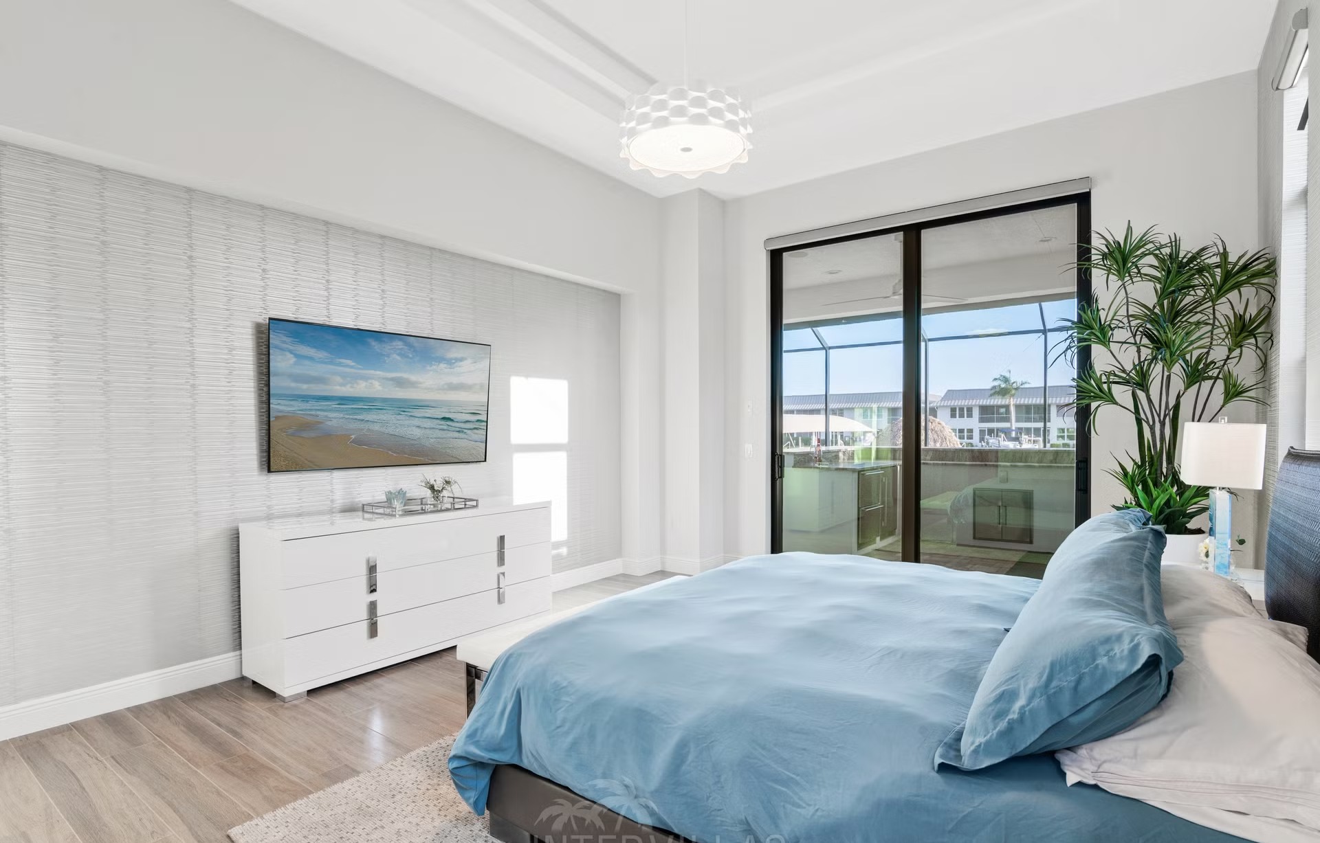 Privates Dock mit Tiki-Hut am Kanal.