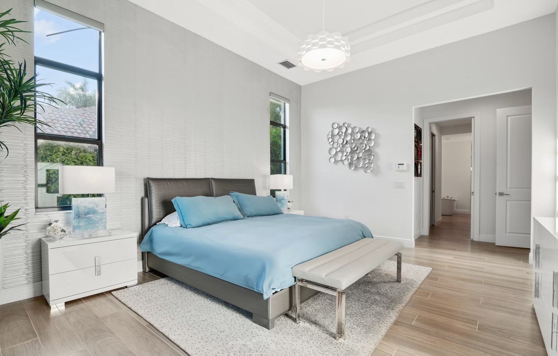 Südseitiger Salzwasser-Pool mit Spa und Blick auf den Kanal