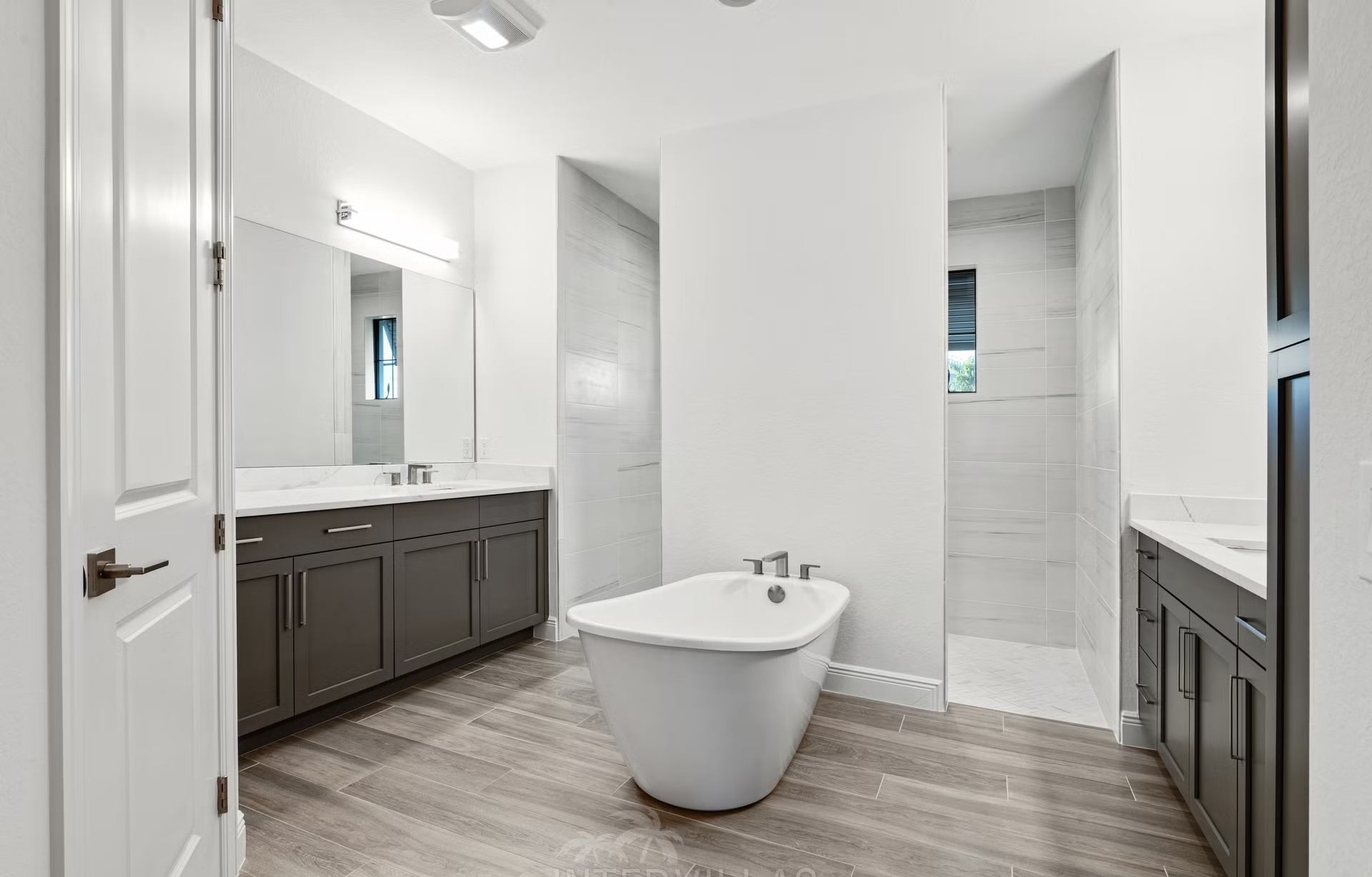 Privates Dock am Kanal mit Tiki-Hut und Bootslift.