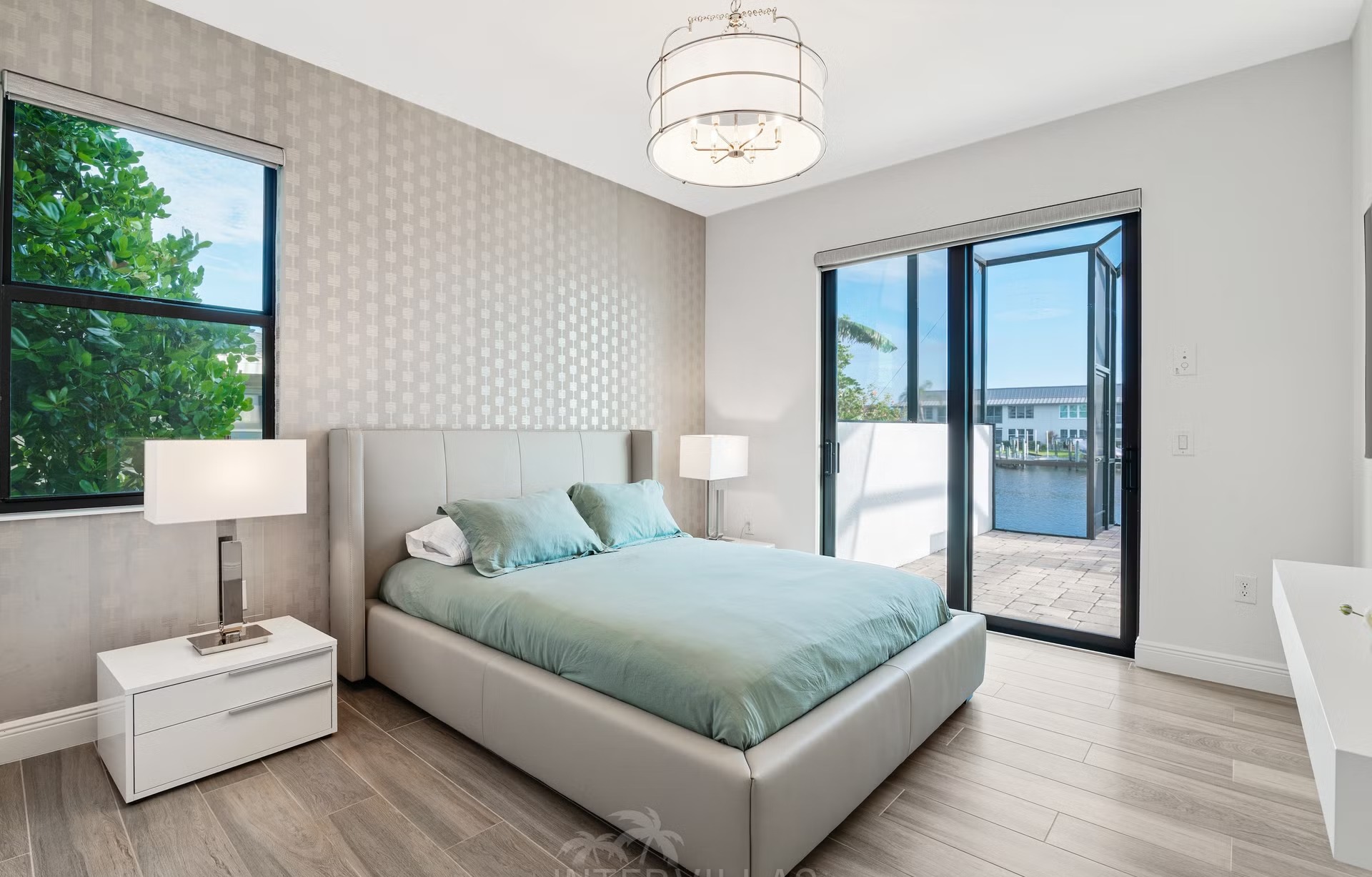 Privates Dock mit Tiki-Hut am Kanal mit Blick aufs Wasser.