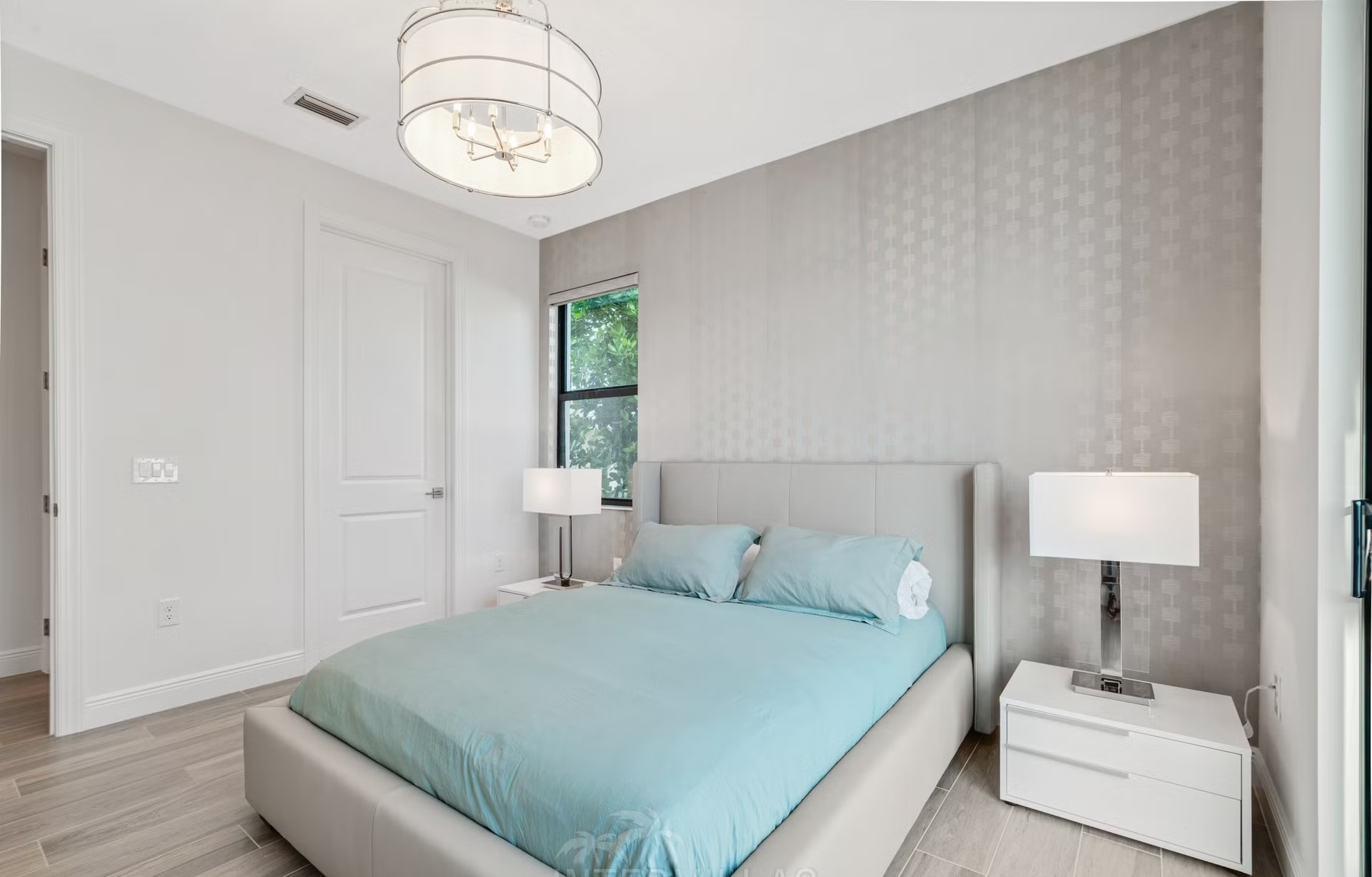 Privates Dock am Kanal mit Tiki-Hut und Bootslift.