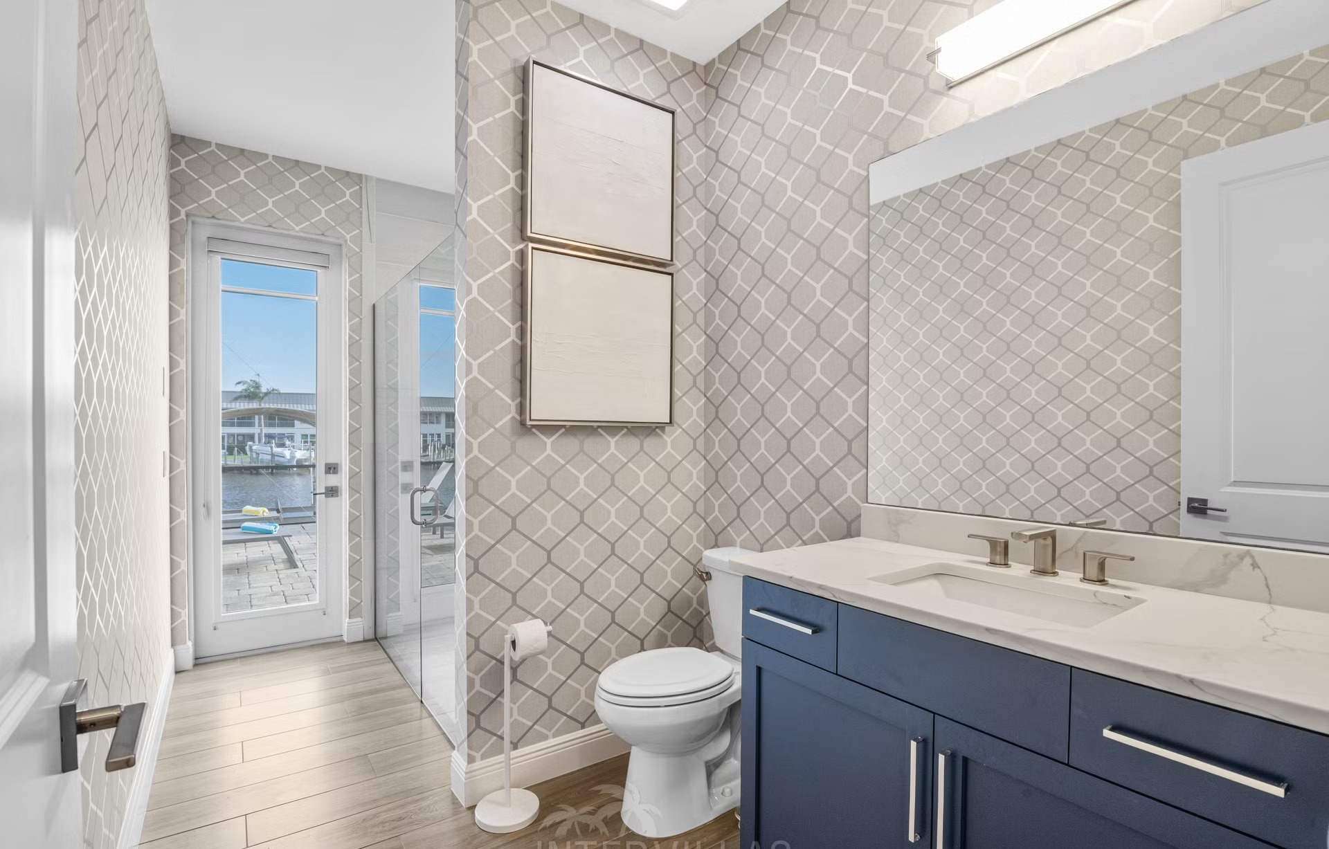 Privates Dock am Kanal mit Tiki-Hut und Bootslift.