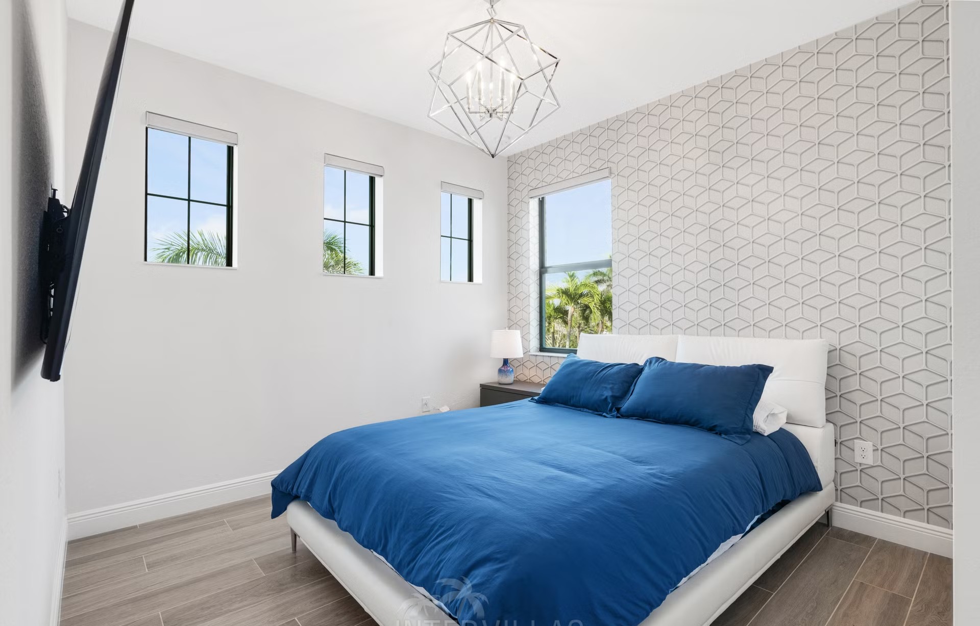 Privates Dock am Kanal mit Tiki-Hut und Bootslift.