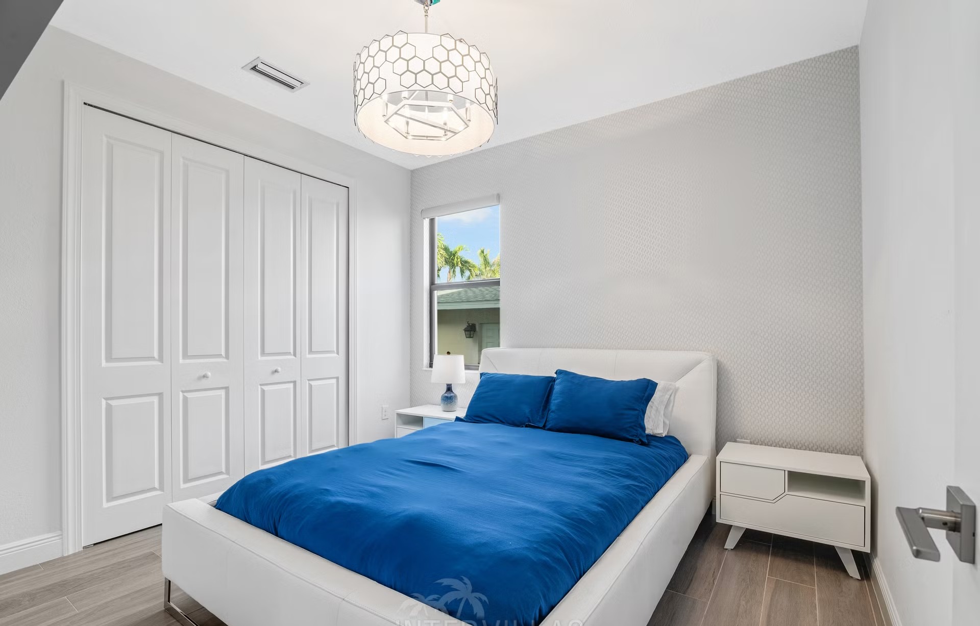 Privates Dock am Kanal mit Tiki-Hut und Bootslift.