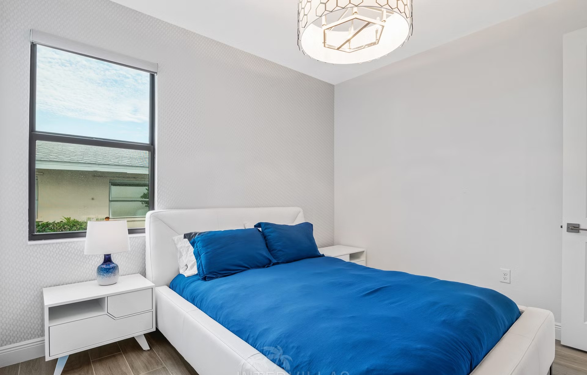 Privates Dock am Kanal mit Tiki-Hut und Bootslift.