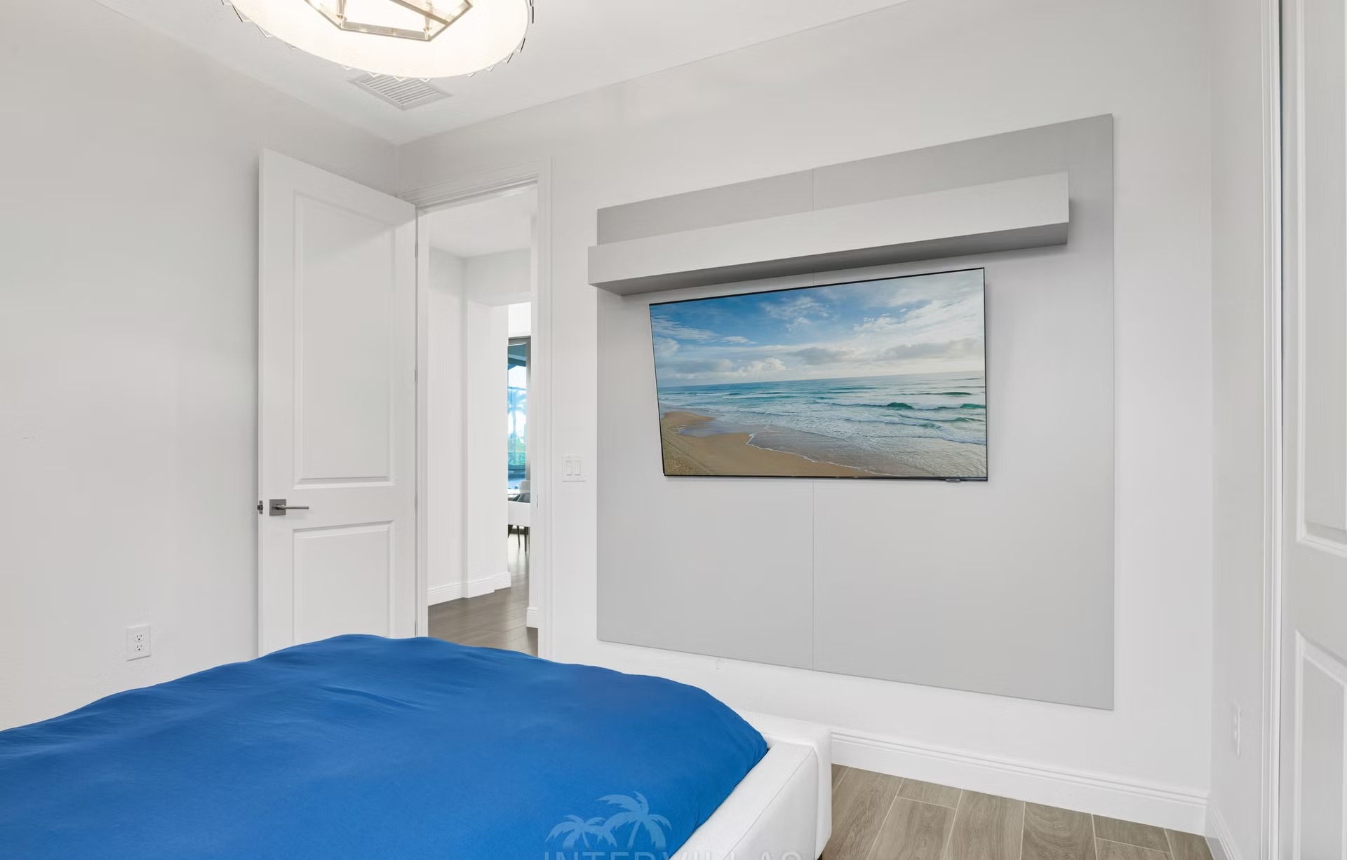 Privates Dock am Kanal mit Tiki-Hut und Bootslift.