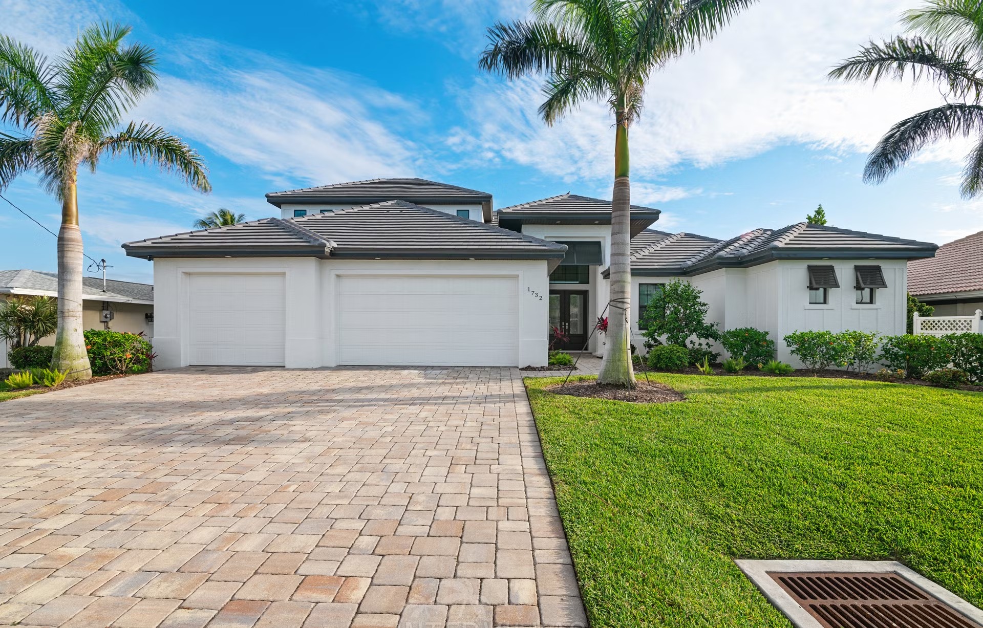 Moderner Salzwasser-Pool mit Spa und Blick auf den Kanal.