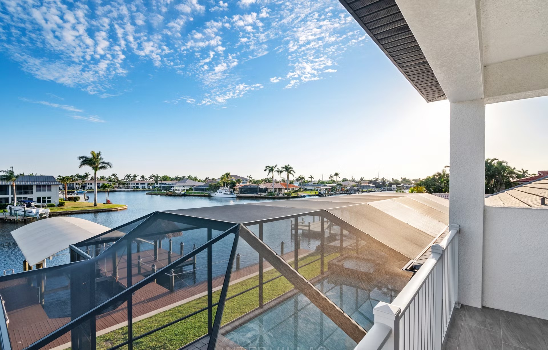 Privates Dock am Kanal mit Tiki-Hut und Bootslift.