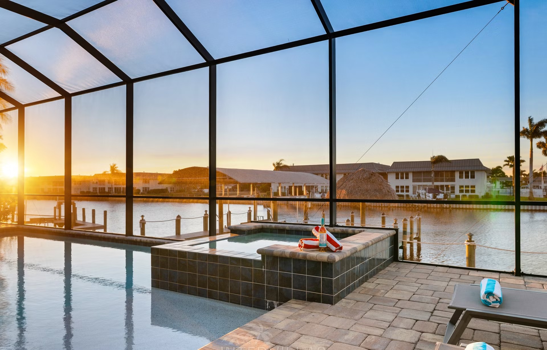 Moderner Salzwasser-Pool mit Spa und Blick auf den Kanal.