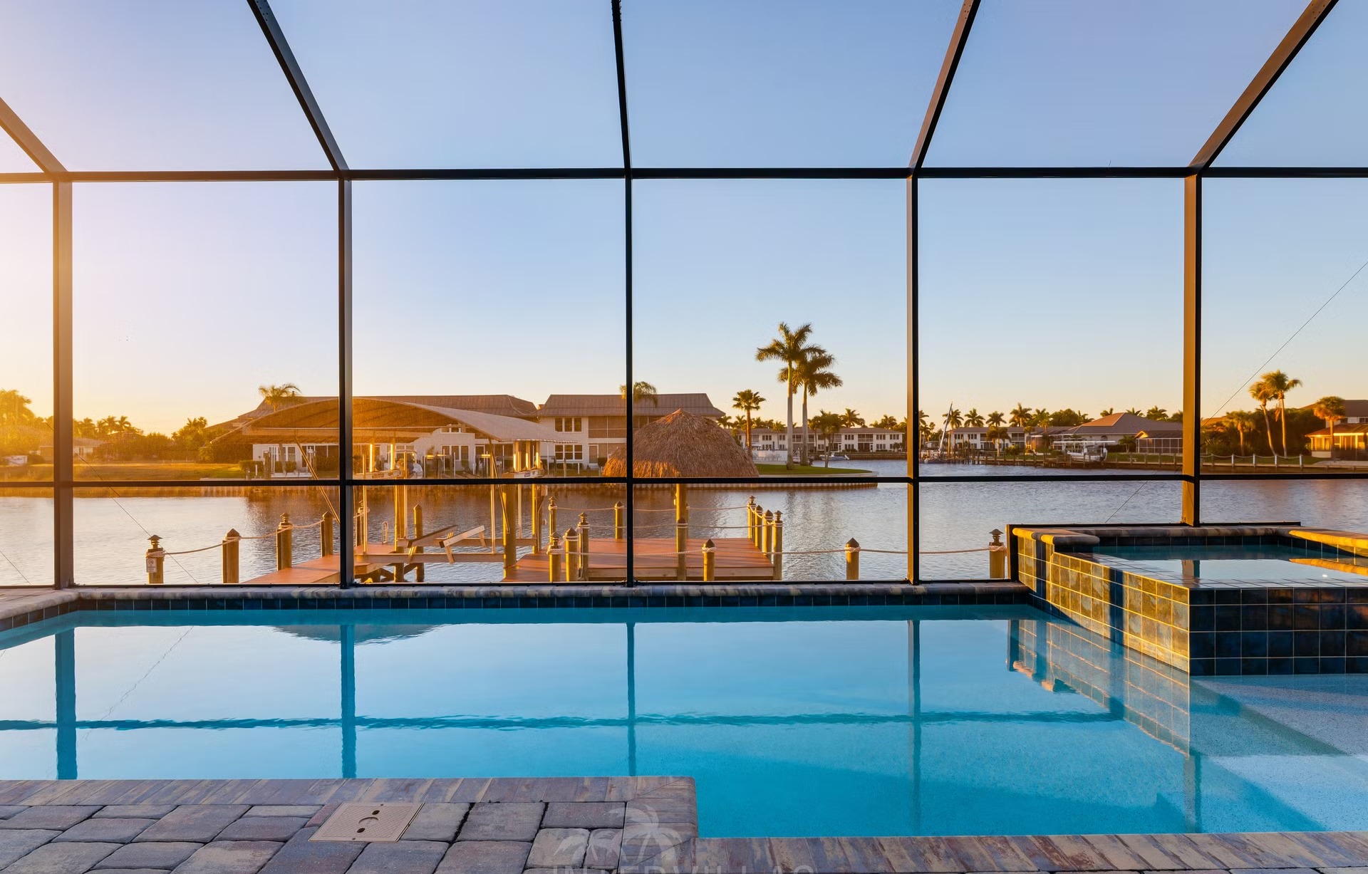 Moderner Salzwasser-Pool mit Spa und Blick auf den Kanal.