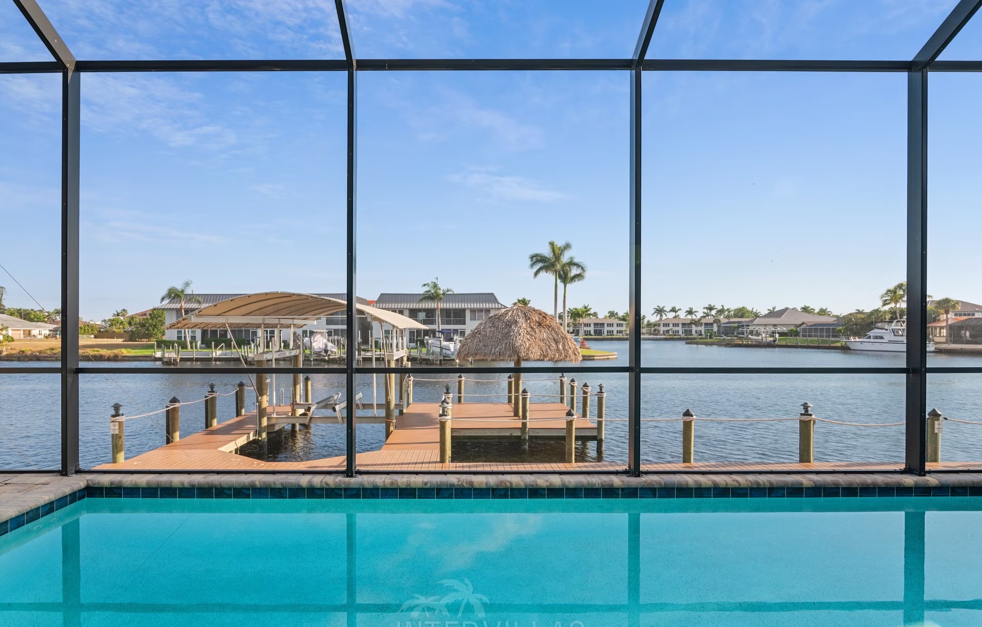 Moderner Salzwasser-Pool mit integriertem Spa und Liegen am Kanal.