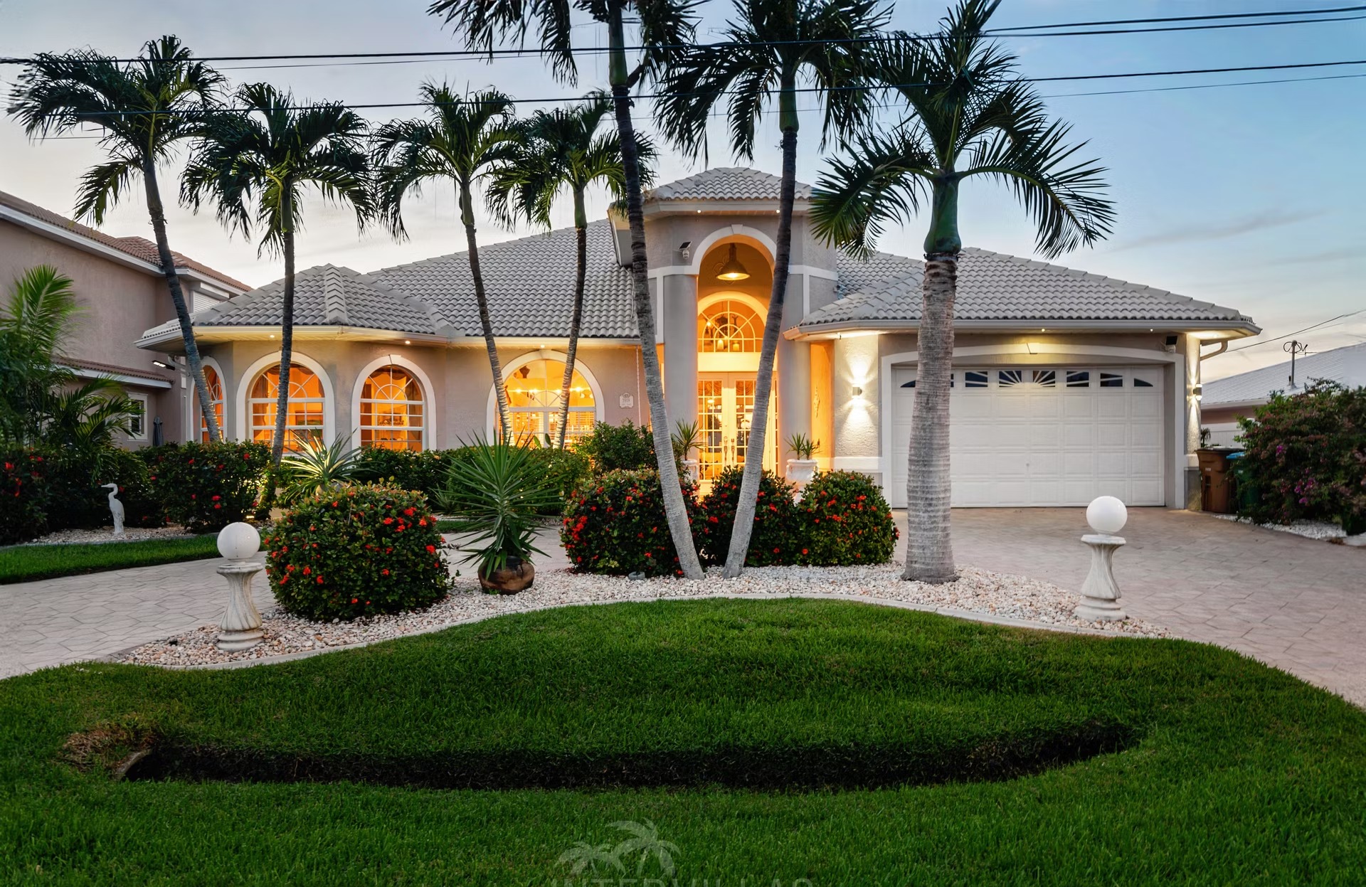 Stilvolle Villa am Wasser mit privatem Bootsdock, Bootslift sowie Pool- und Spa-Bereich.