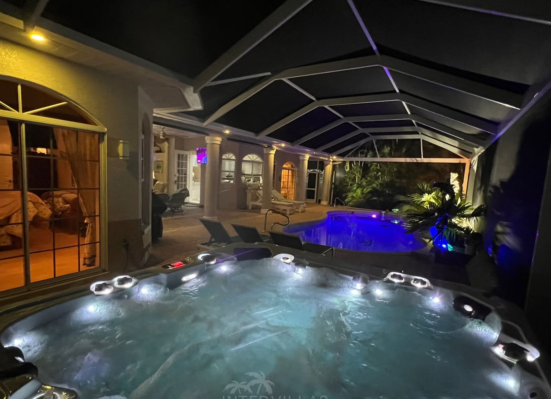 Westlich ausgerichteter Poolbereich mit Spa und Blick auf den Kanal.