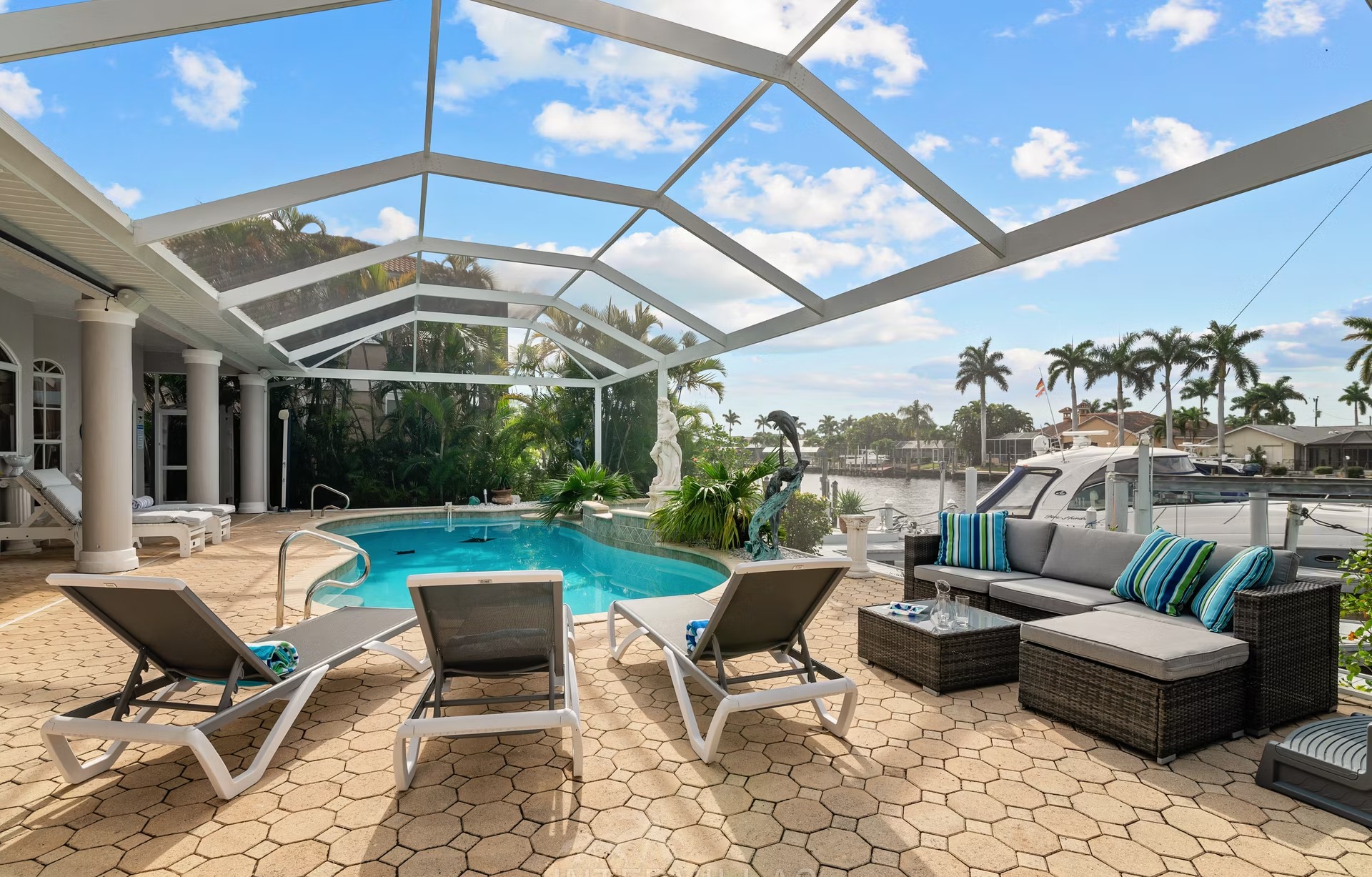 Westlich ausgerichteter Poolbereich mit Spa/Whirlpool und Blick aufs Wasser.