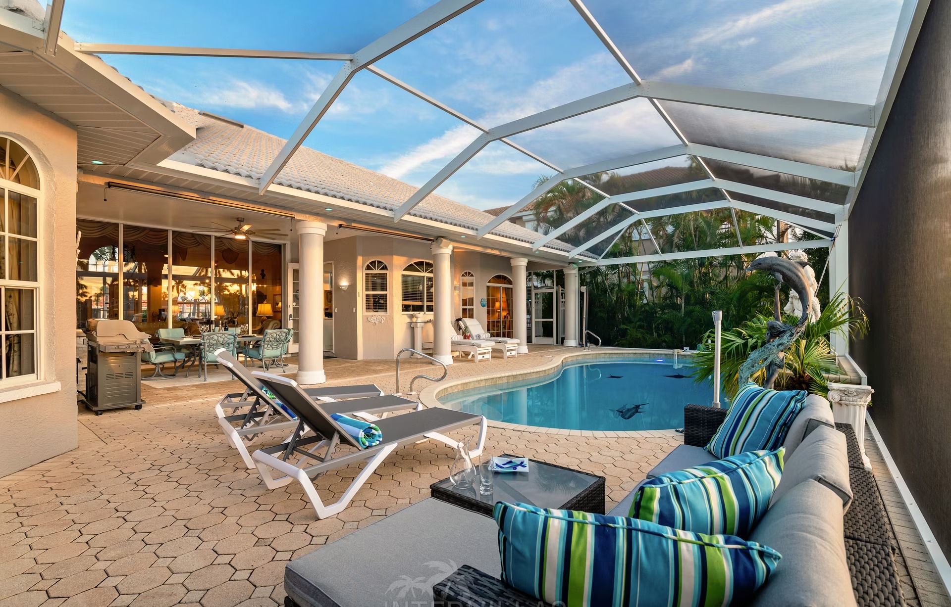 Westlich ausgerichteter Poolbereich mit Spa/Whirlpool am Wasser.