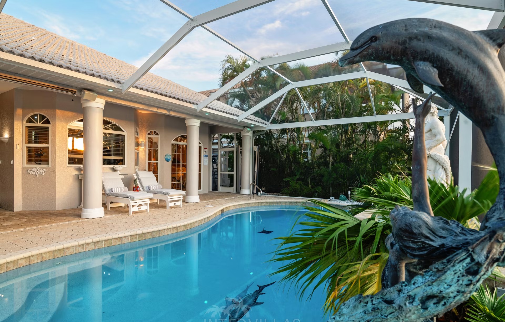 Westlich ausgerichteter Poolbereich mit Spa/Whirlpool am Wasser.