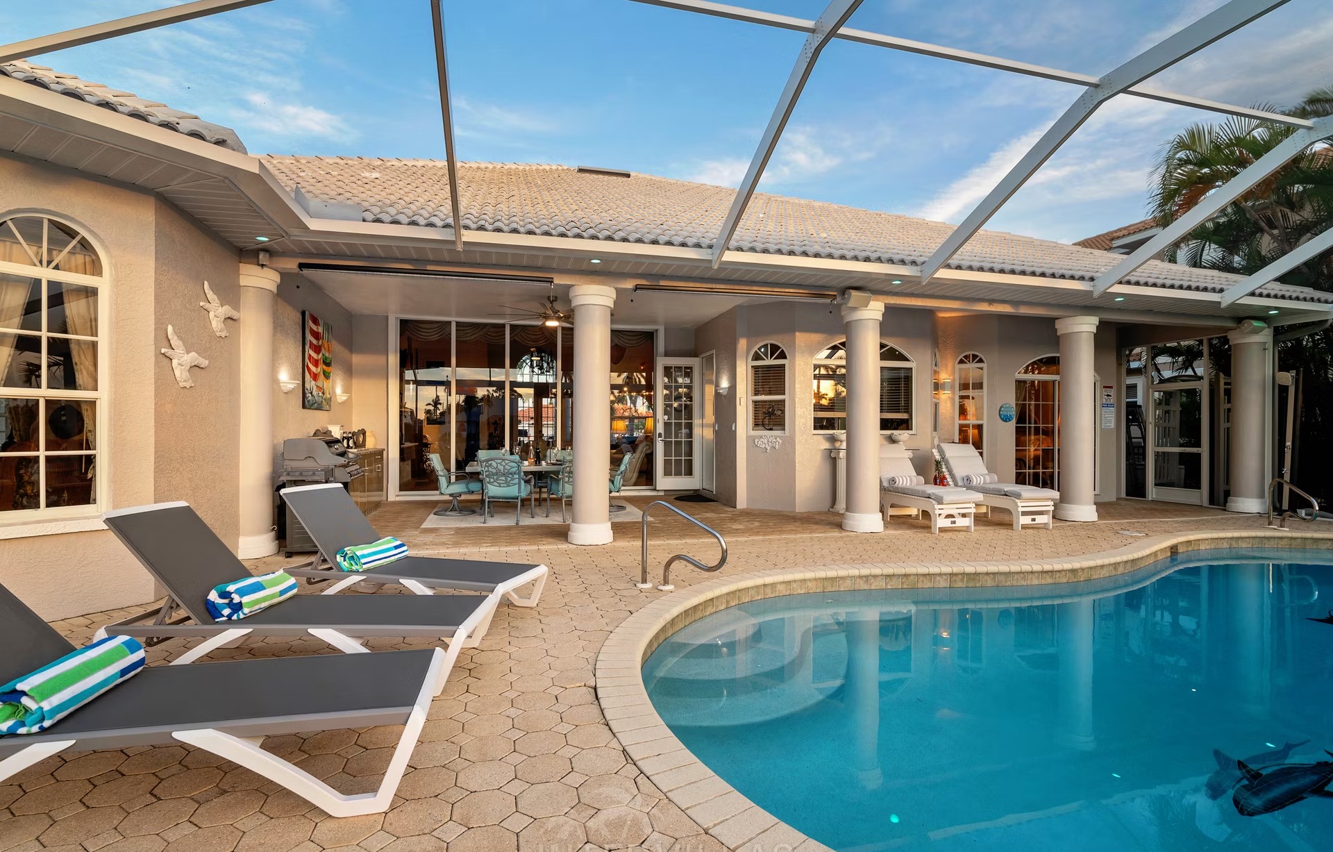 Westlich ausgerichteter Poolbereich mit Spa/Whirlpool am Wasser.