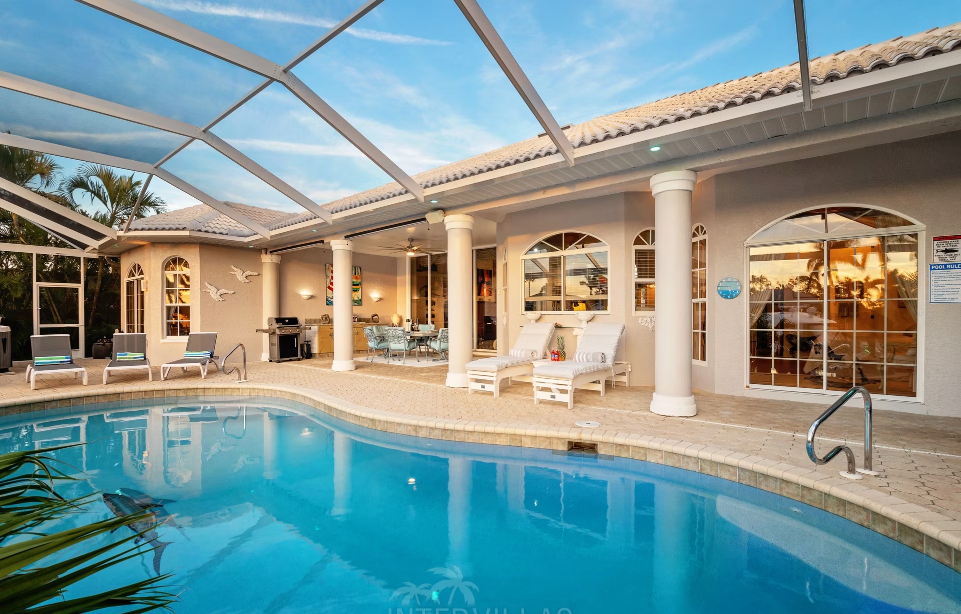 Waterfront-Poolbereich mit Spa/Whirlpool und Blick auf den Kanal.