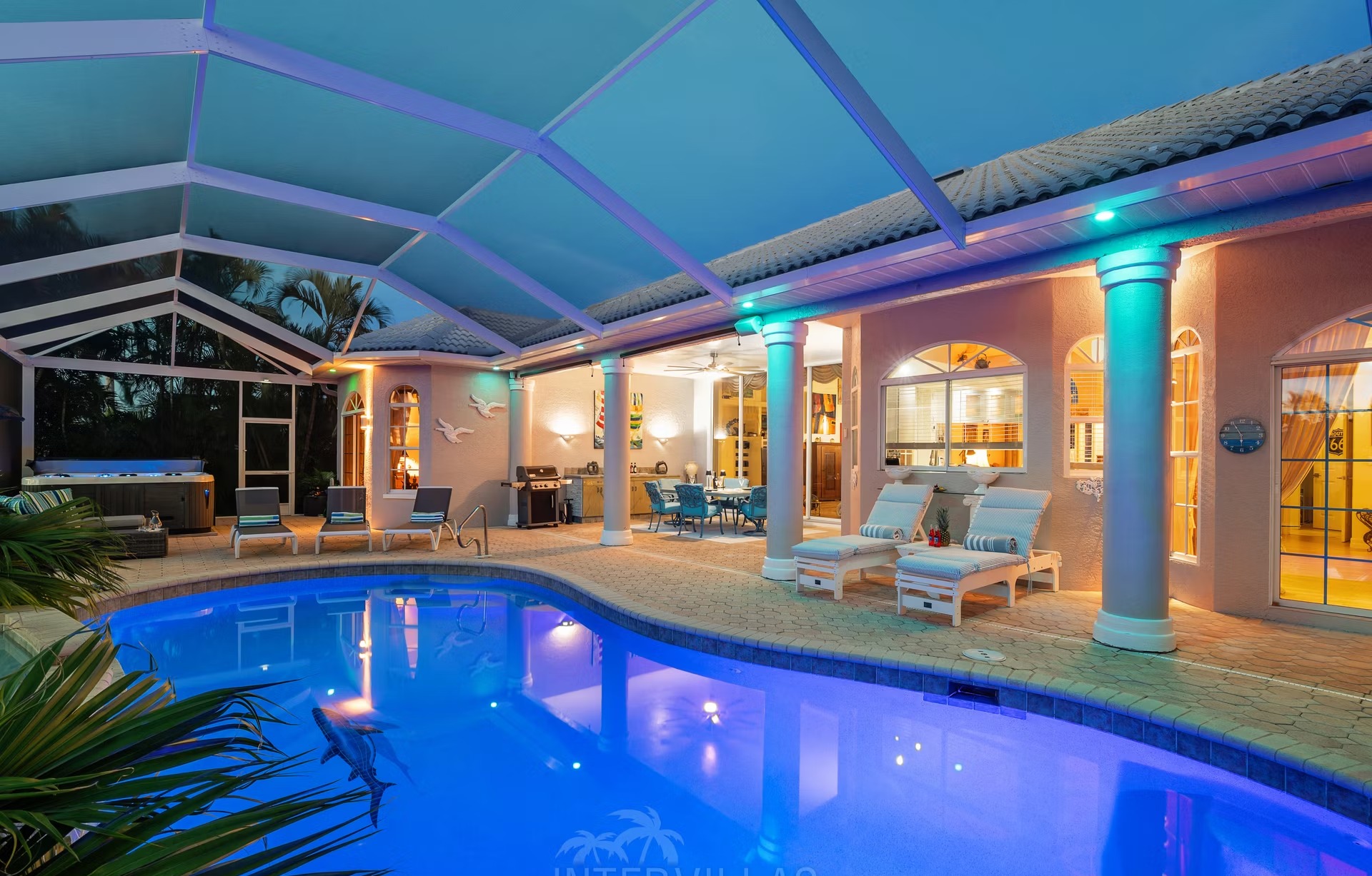 Westlich ausgerichteter Poolbereich mit Spa/Whirlpool am Wasser.