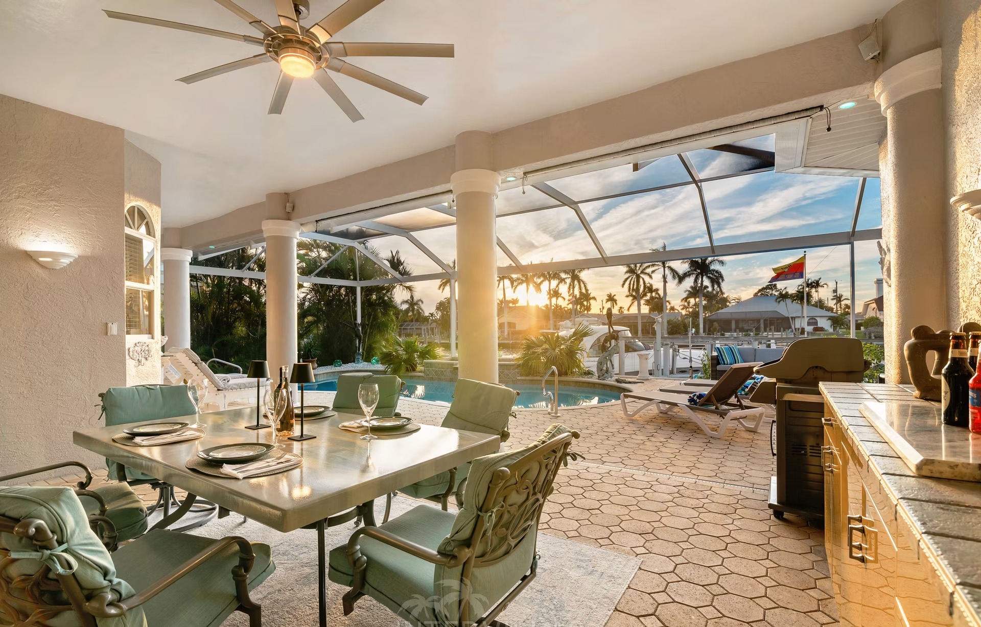 Westlich ausgerichteter Poolbereich mit Spa und Blick auf den Kanal.