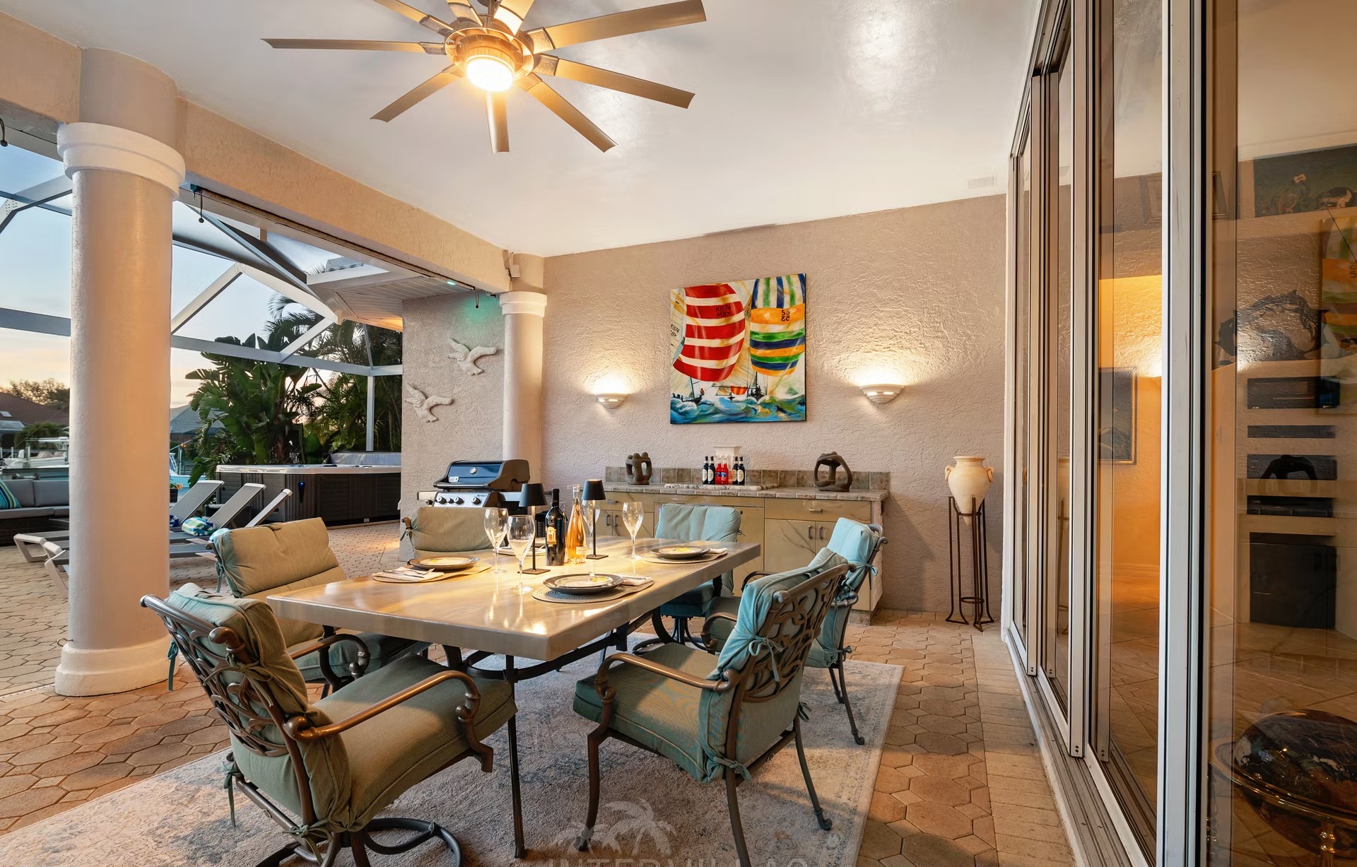 Westlich ausgerichteter Poolbereich mit Spa/Whirlpool am Wasser.