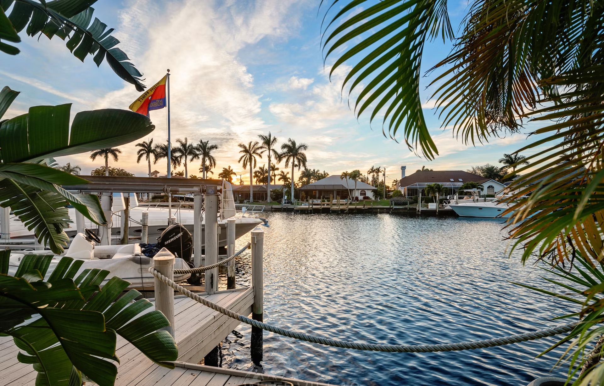 Westlich ausgerichteter Poolbereich mit Spa und Blick aufs Wasser.