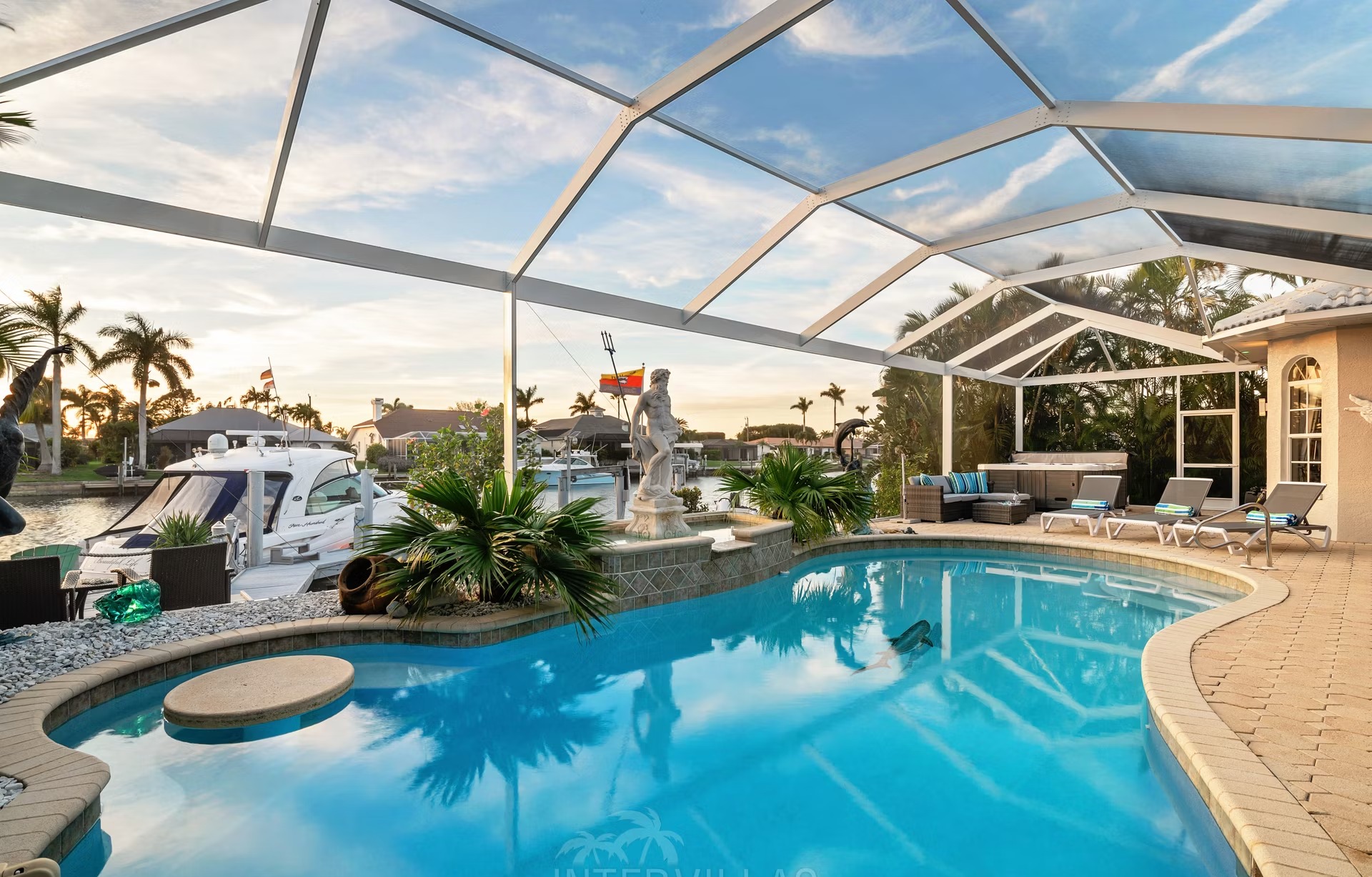 Stilvolle Villa am Wasser mit privatem Bootsdock, Pool und Spa.