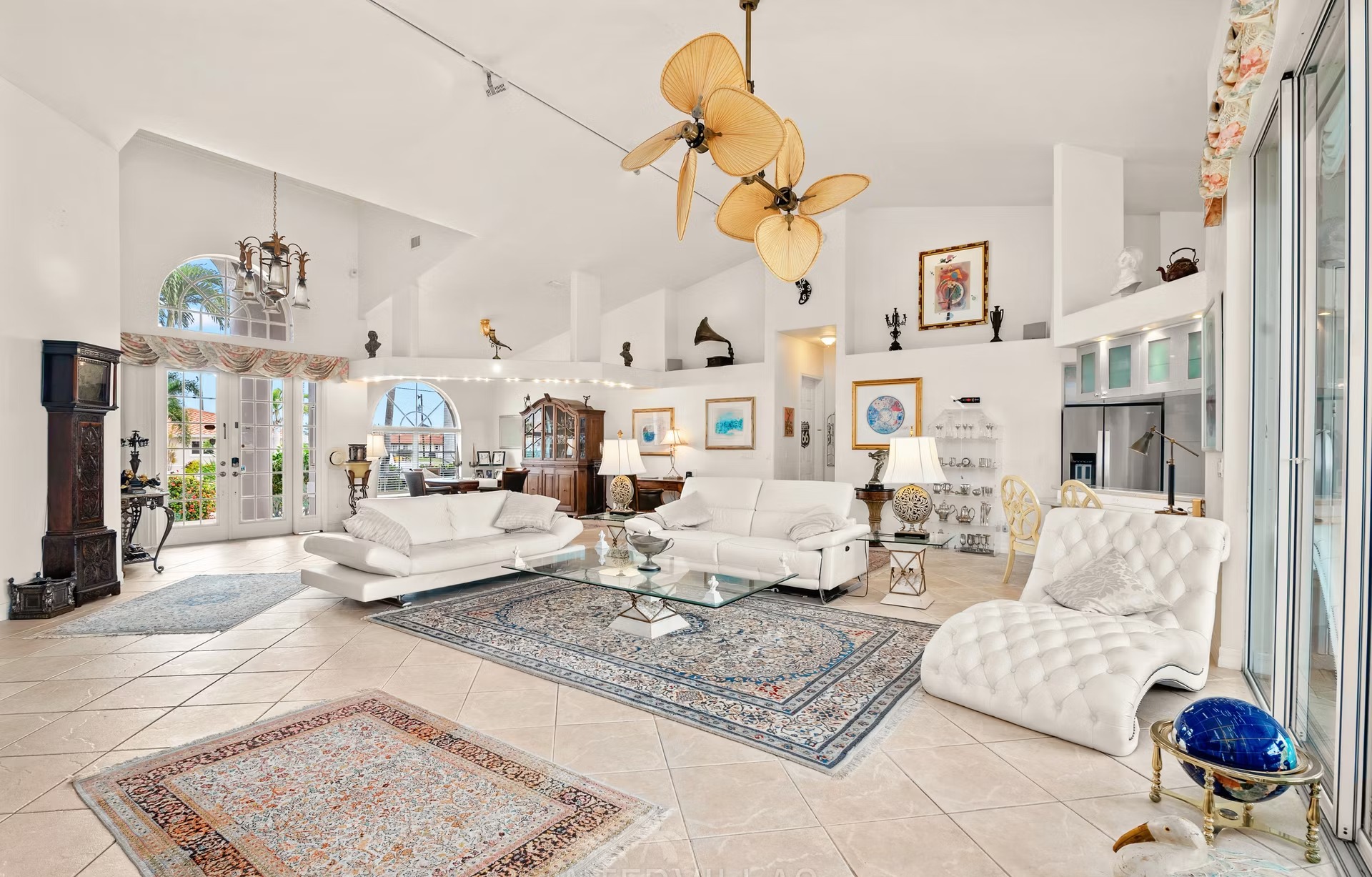 Westlich ausgerichteter Poolbereich mit Spa am Wasserkanal.