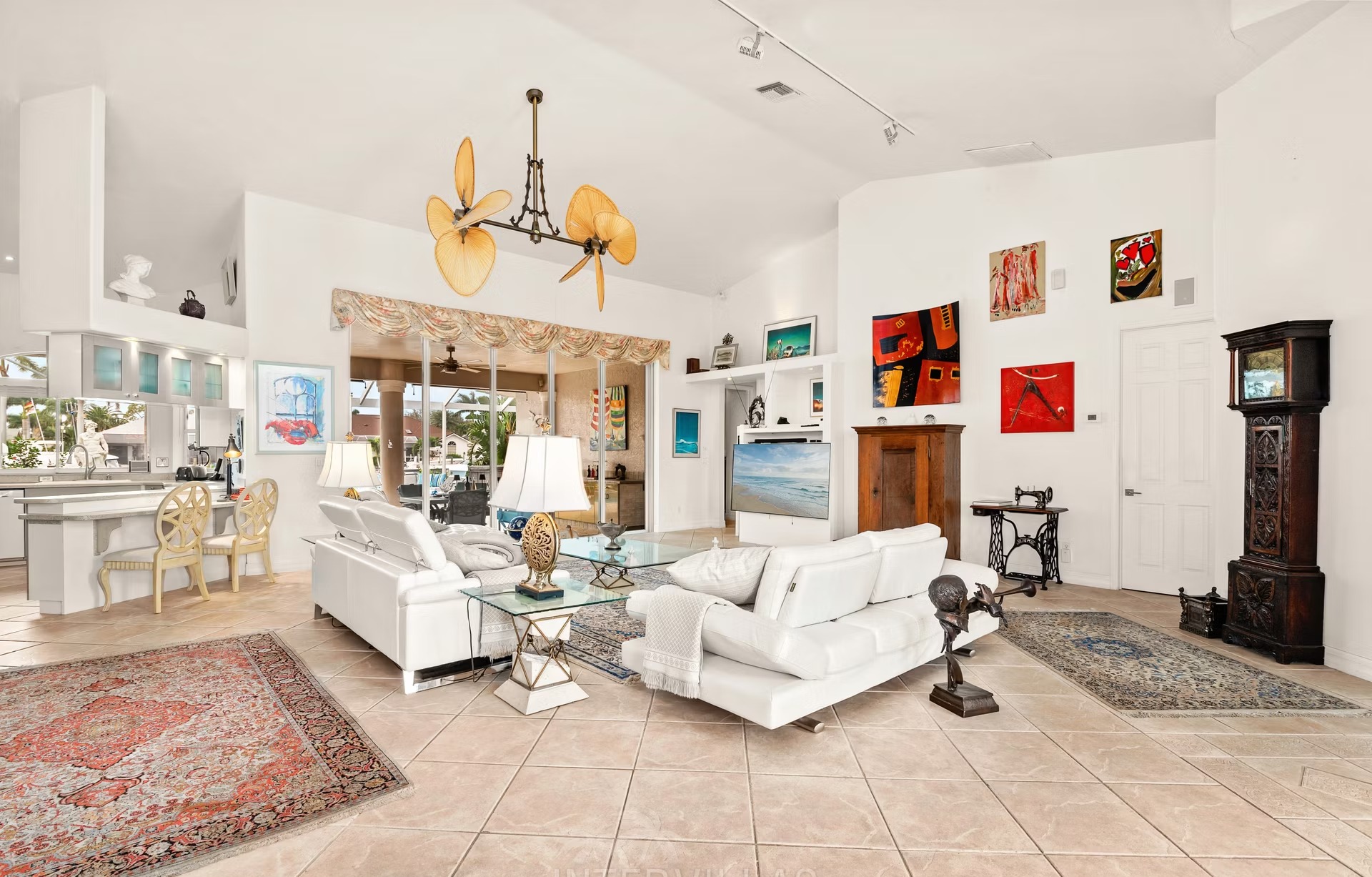 Westlich ausgerichteter Poolbereich mit Spa/Whirlpool und Blick aufs Wasser.