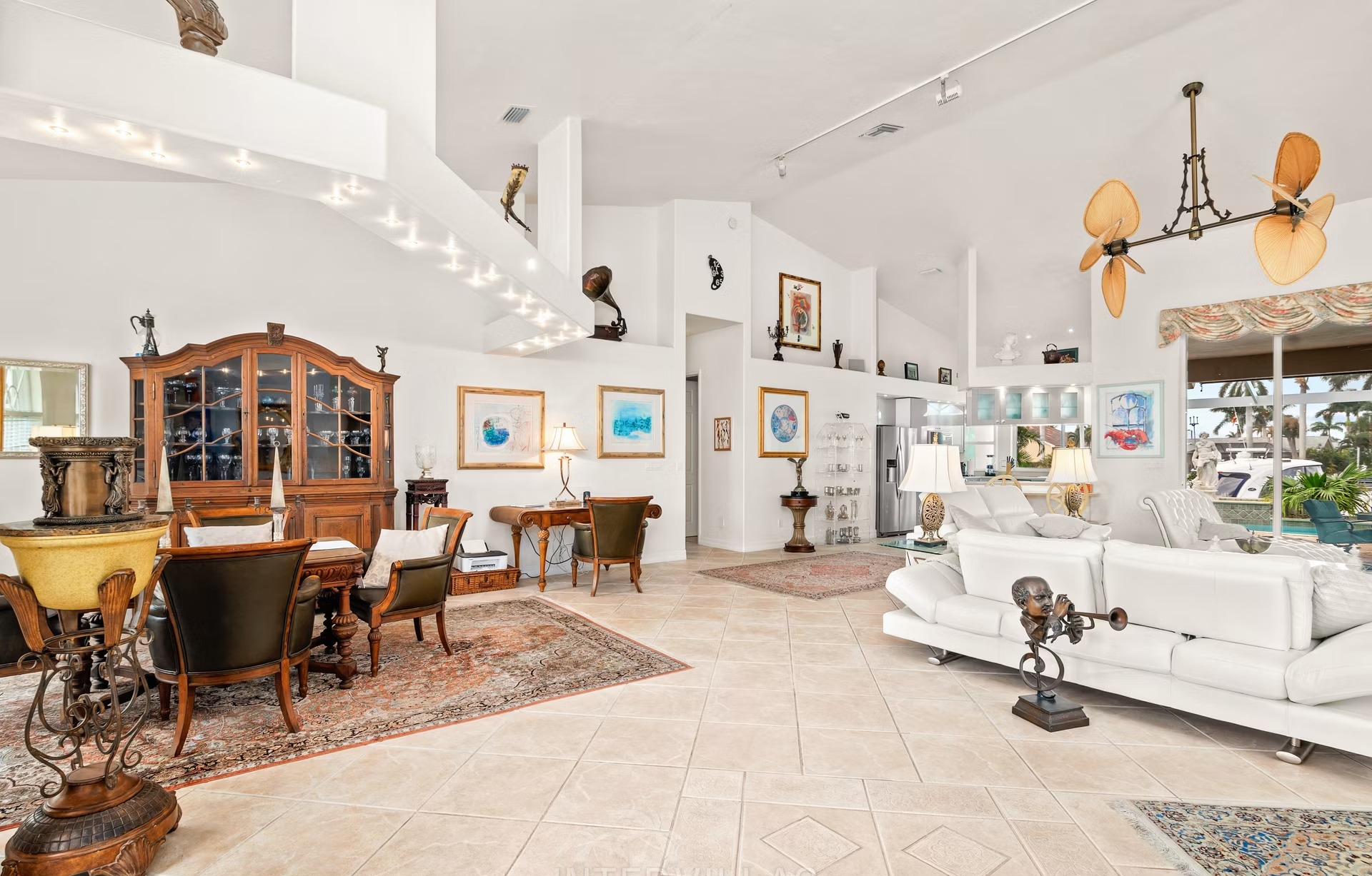 Westlich ausgerichteter Poolbereich mit Spa und Blick aufs Wasser.