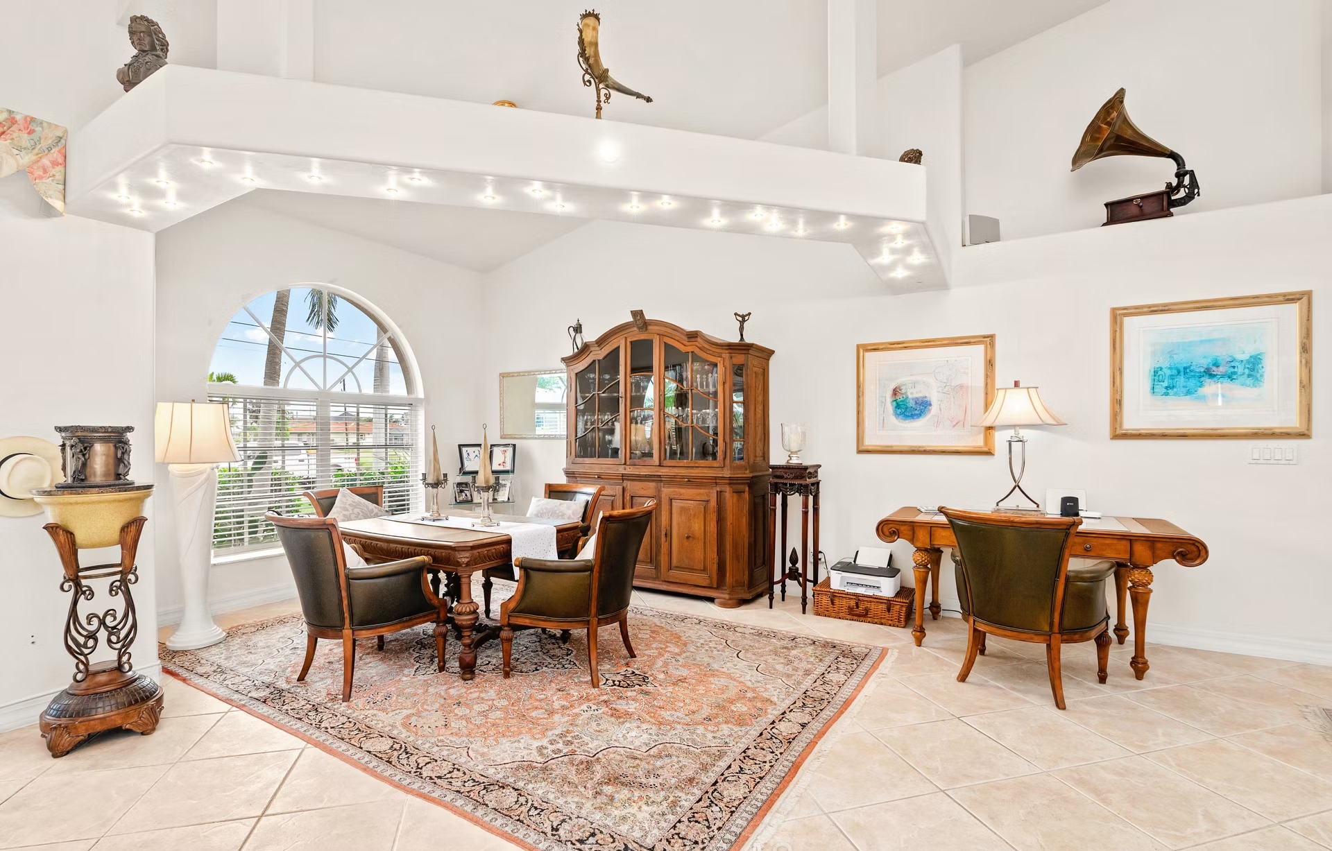 Westlich ausgerichteter Poolbereich mit Spa/Whirlpool am Wasser.