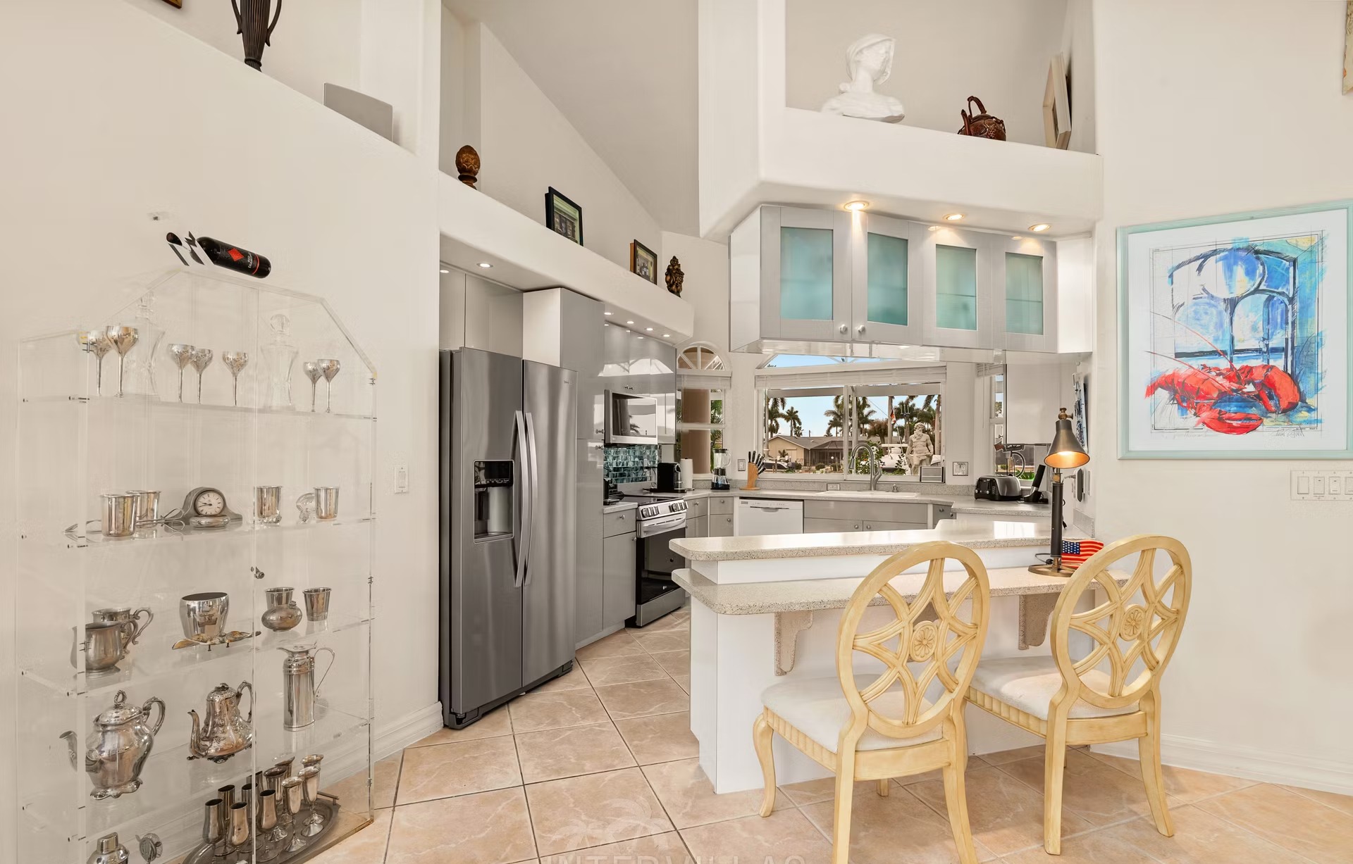 Westlich ausgerichteter Poolbereich mit Spa/Whirlpool am Wasser.