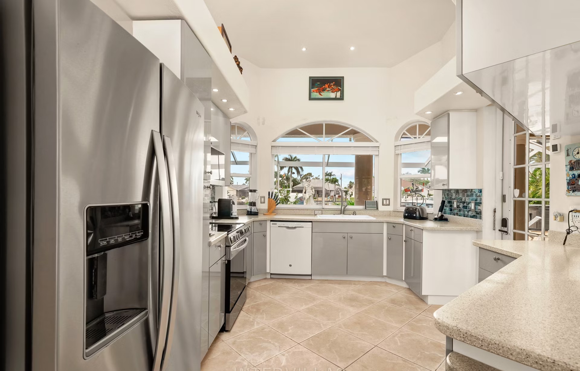 Westlich ausgerichteter Poolbereich mit Spa/Whirlpool am Wasser.