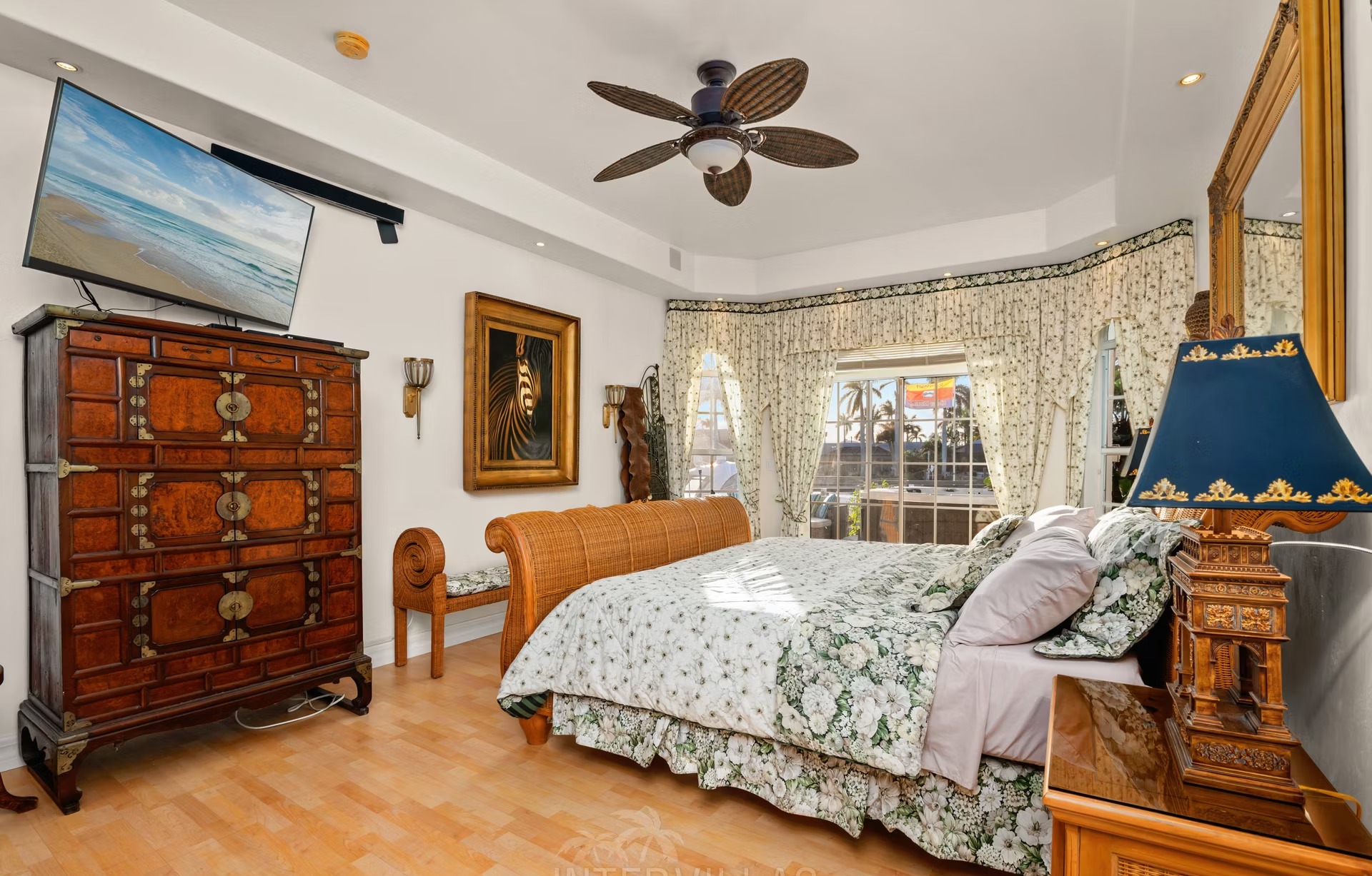 Westlich ausgerichteter Poolbereich mit Spa/Whirlpool am Wasser.