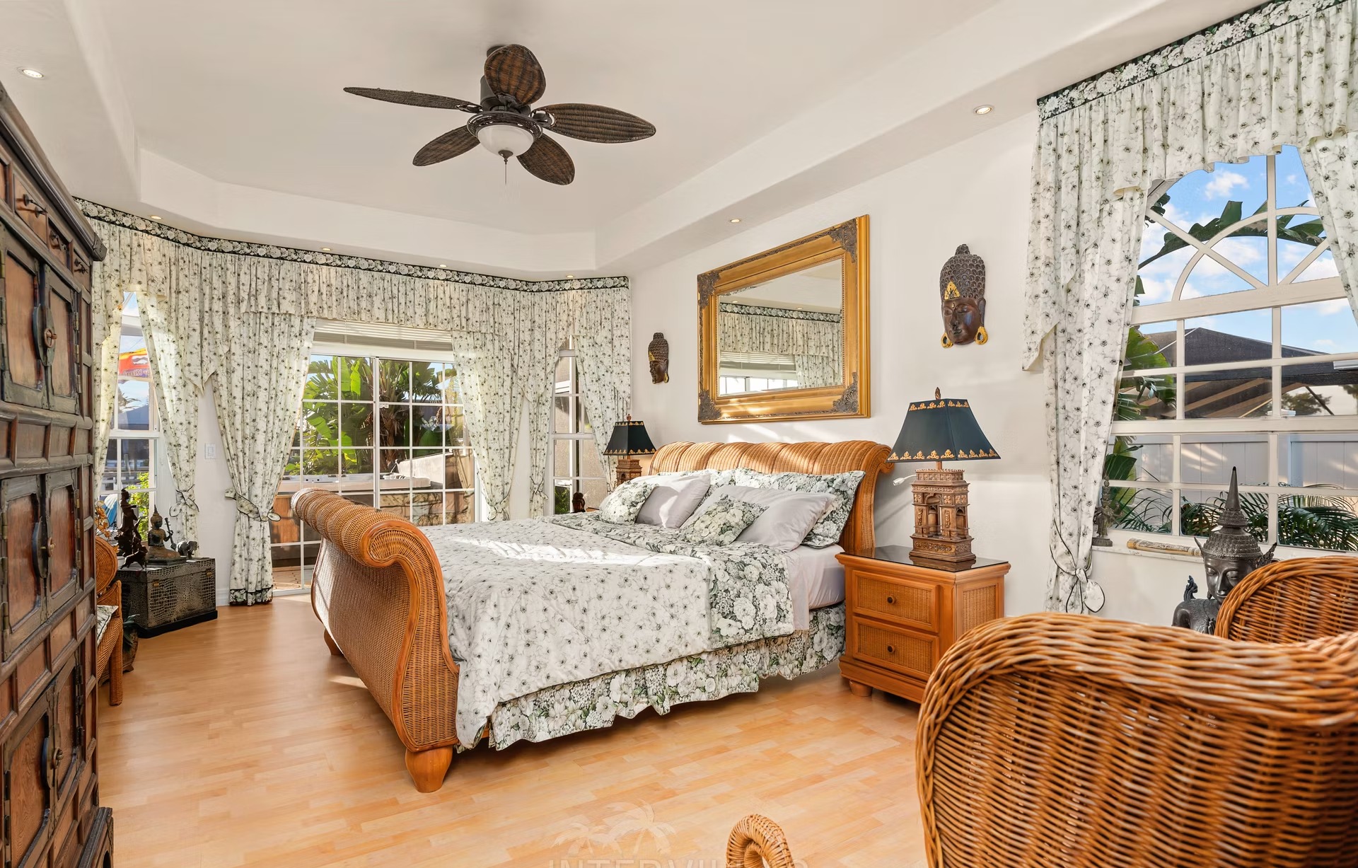 Westlich ausgerichteter Poolbereich mit Spa und Blick aufs Wasser.