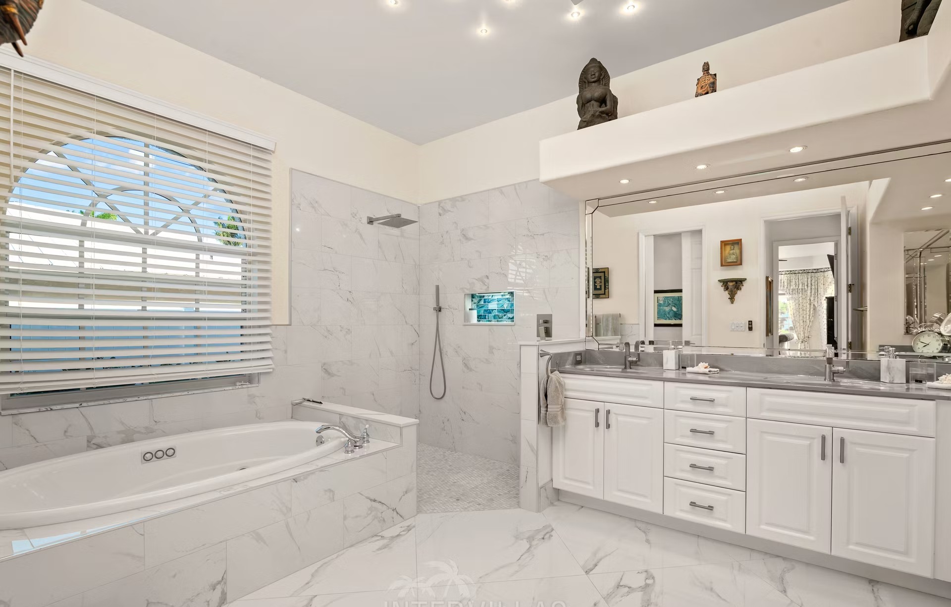 Westlich ausgerichteter Poolbereich mit Spa und Blick aufs Wasser.