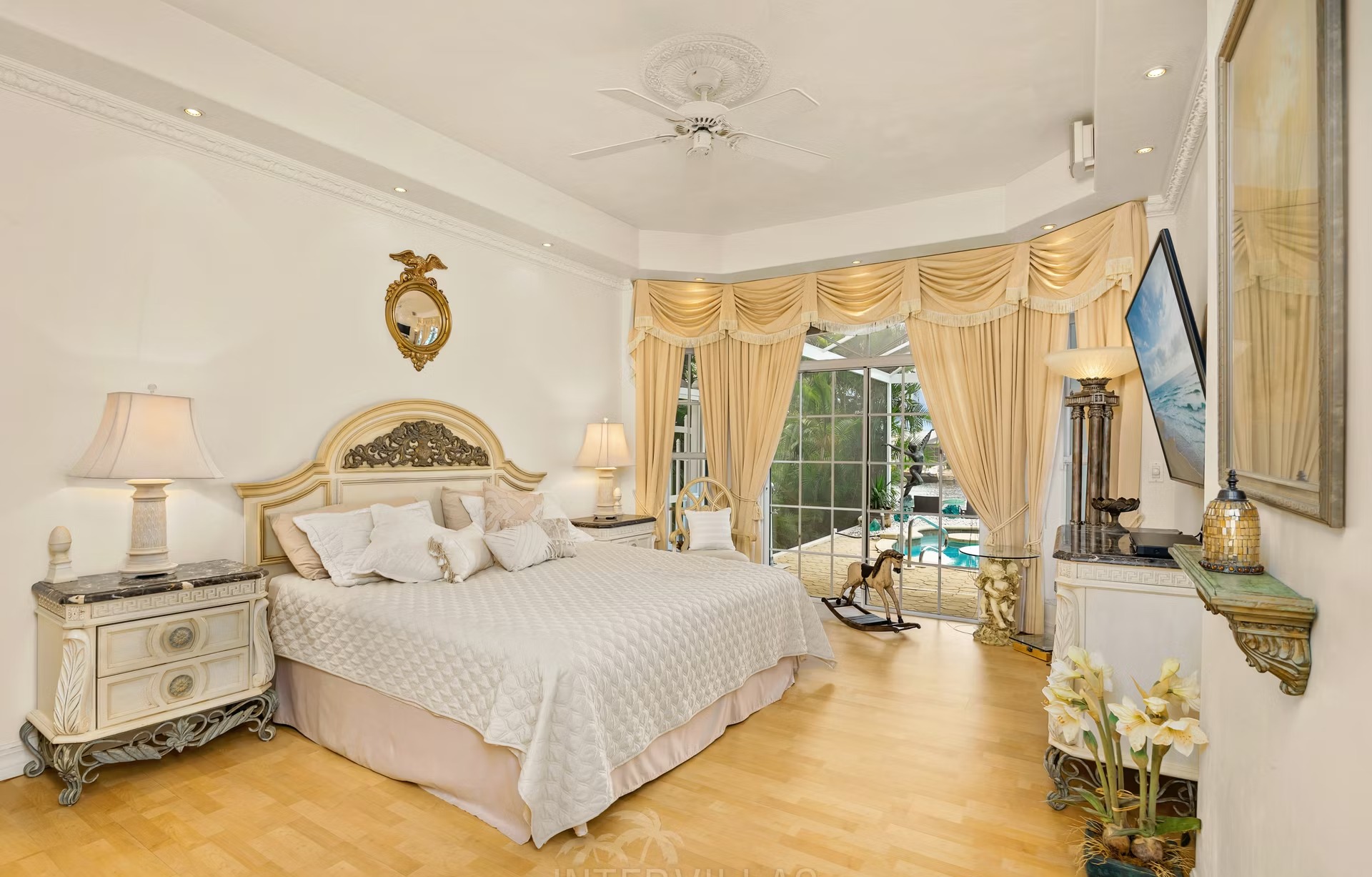 Villa am Wasser mit privatem Bootsdock und Poolbereich.