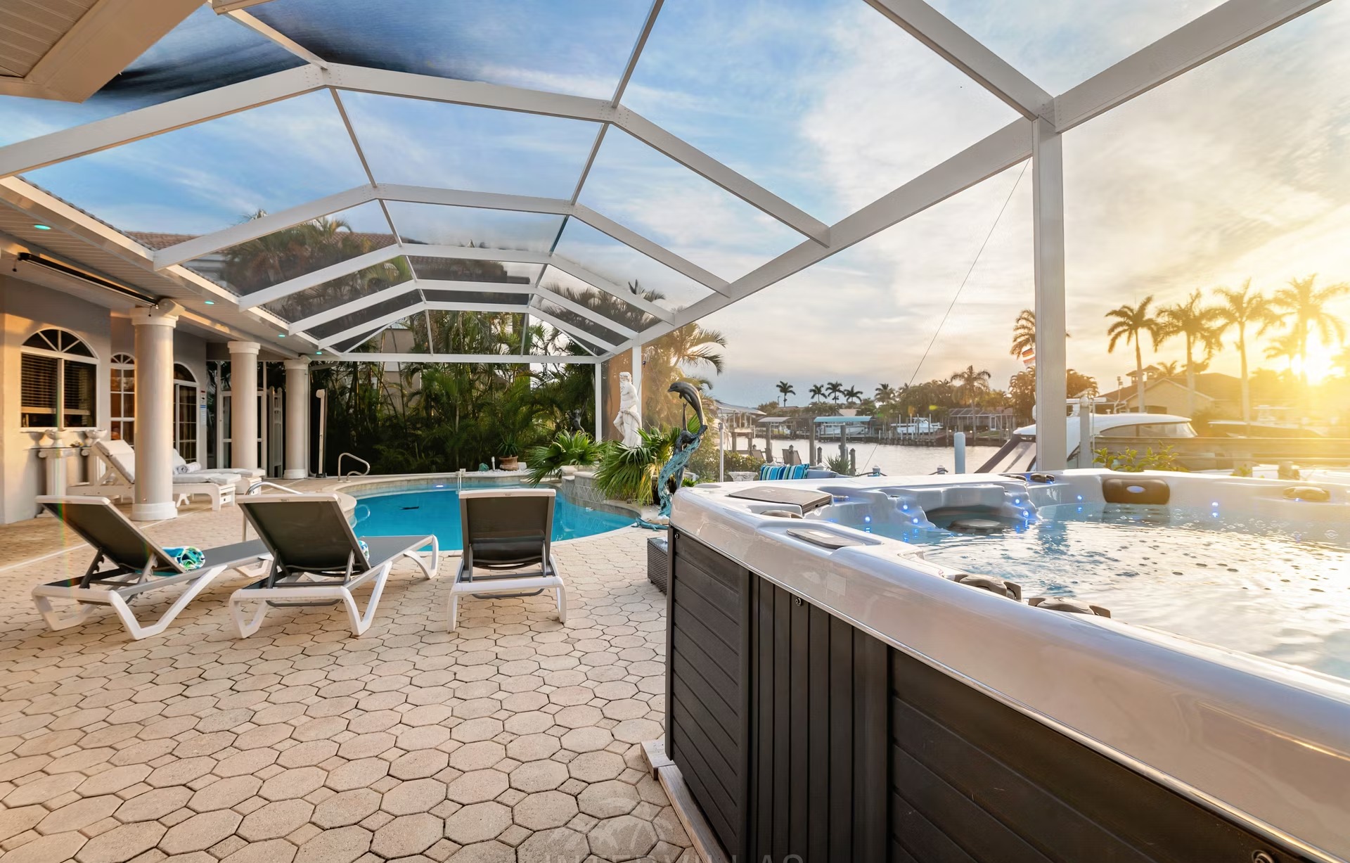 Westlich ausgerichteter Poolbereich mit Spa und Blick aufs Wasser.